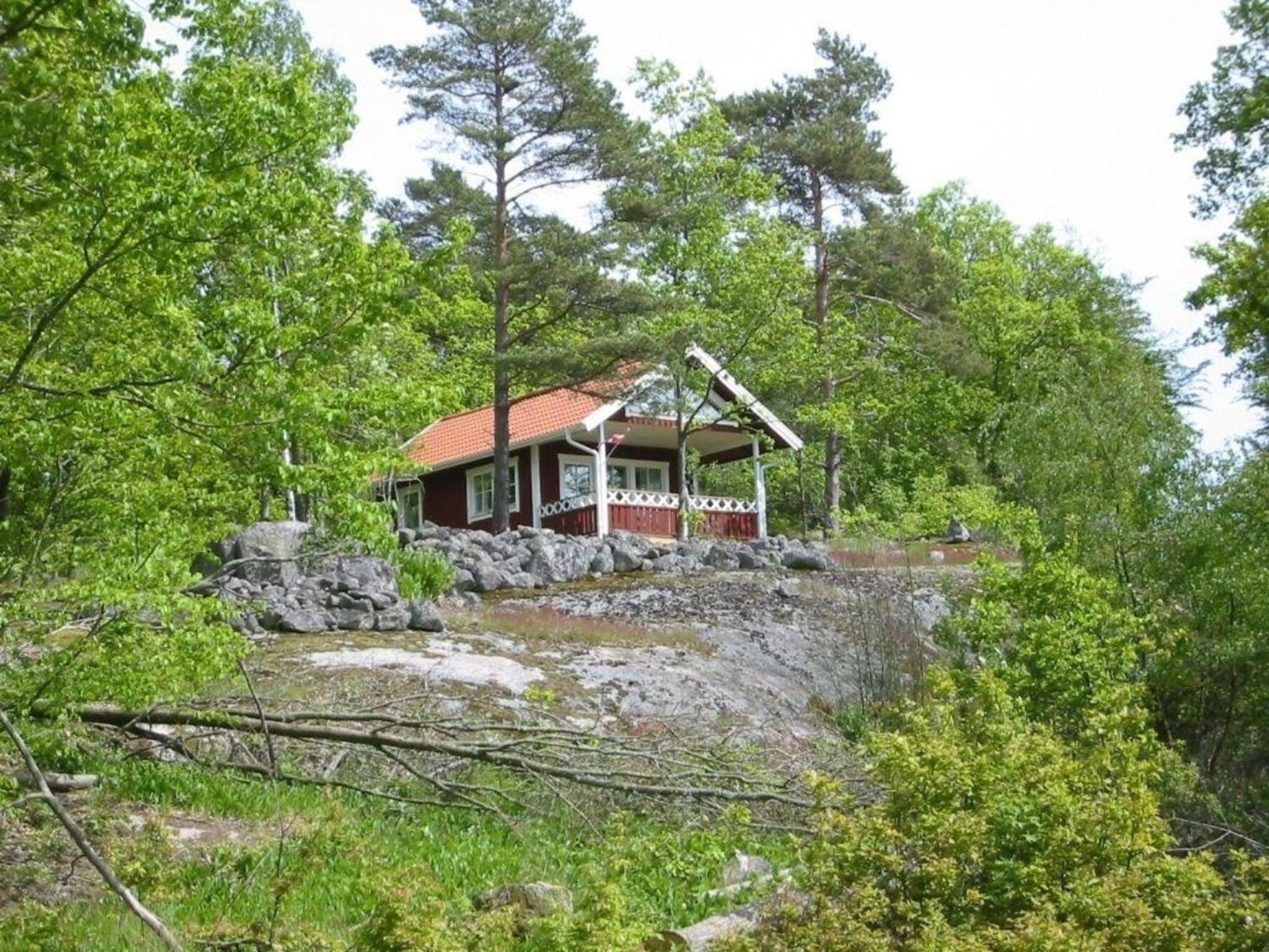 Holzhaus mit überdachter Terrasse view 3