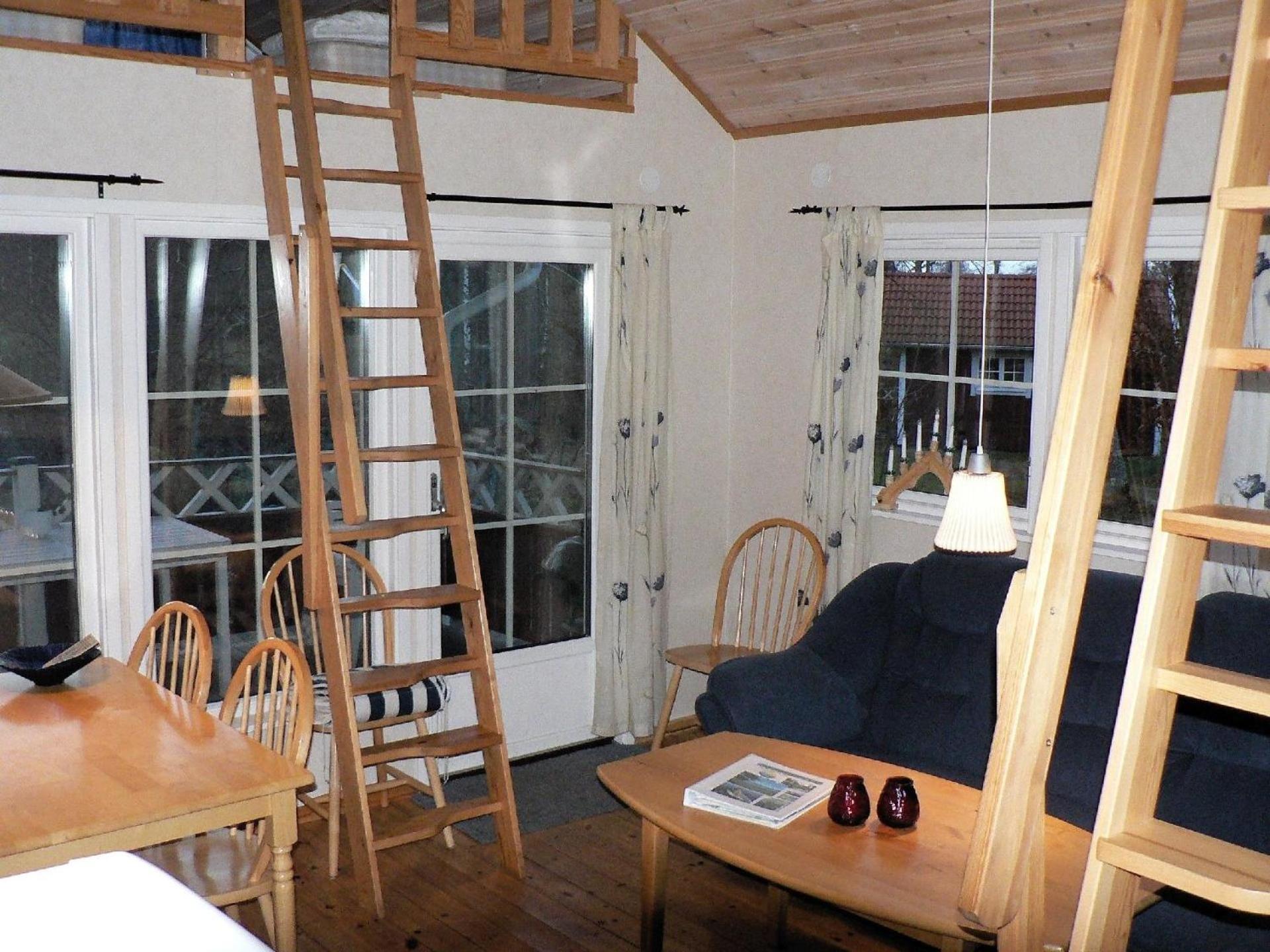 Holzhaus mit überdachter Terrasse view 5