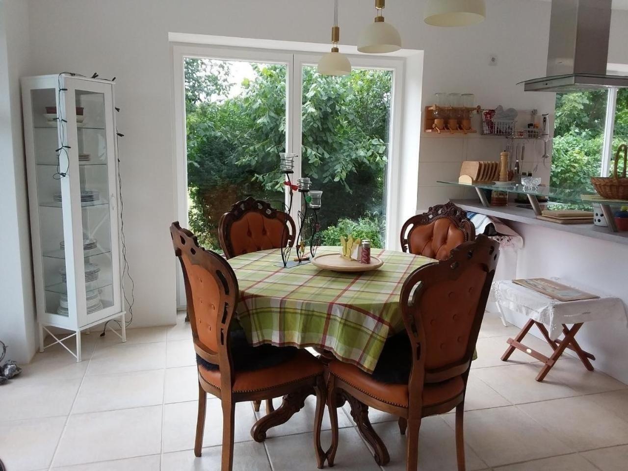 Ruhige FeWo im Grünen mit Balkon, Terrasse und großem Garten