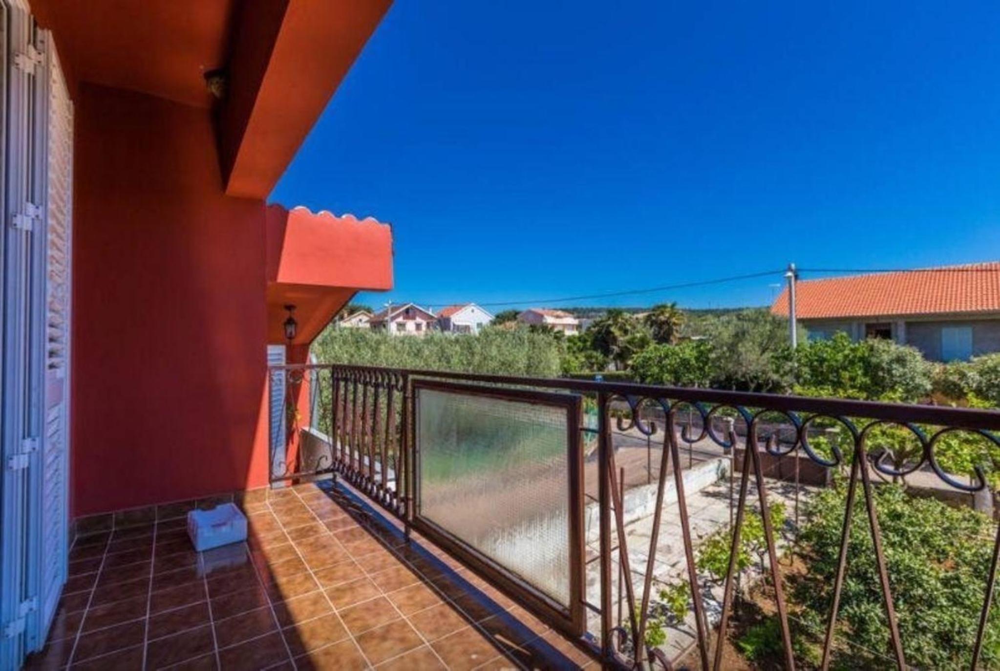 Modernes Appartement mit Balkon