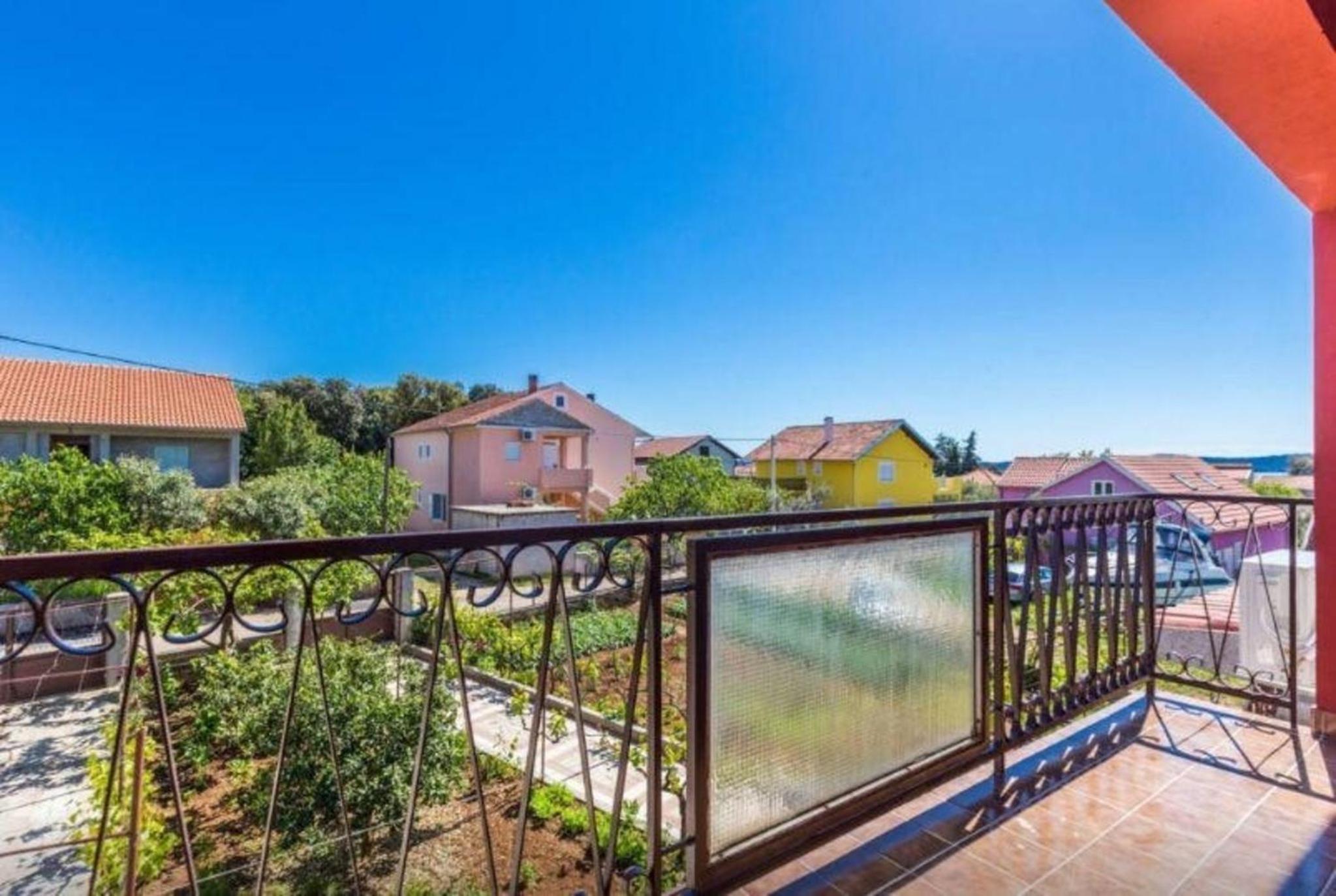 Modernes Appartement mit Balkon