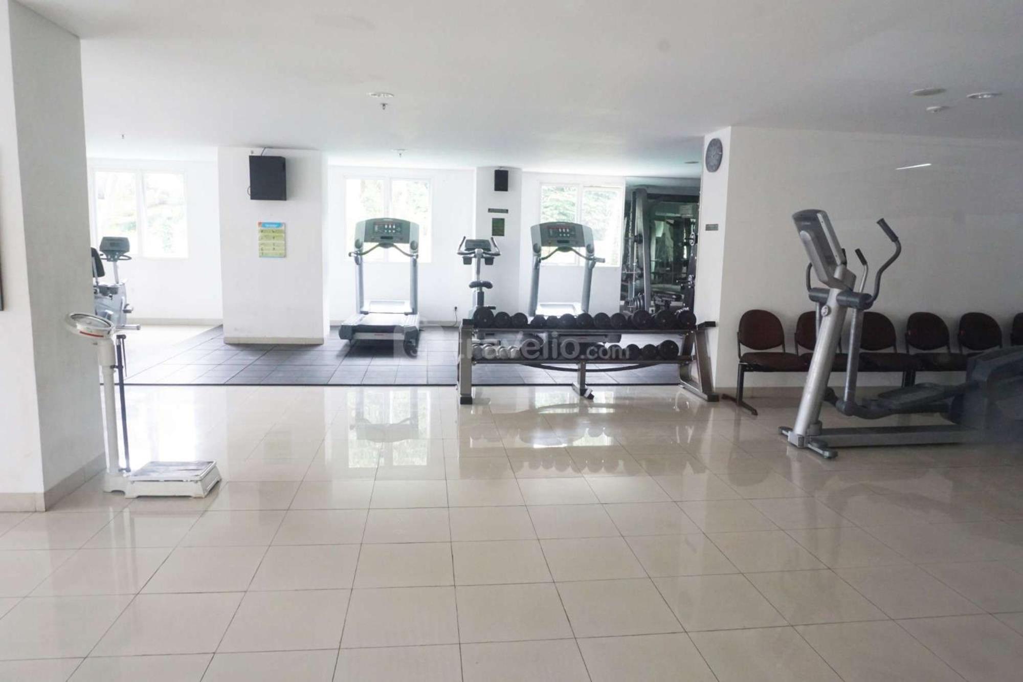 Nice and Comfy 1BR at Dago Suites Apartment By Travelio view 3