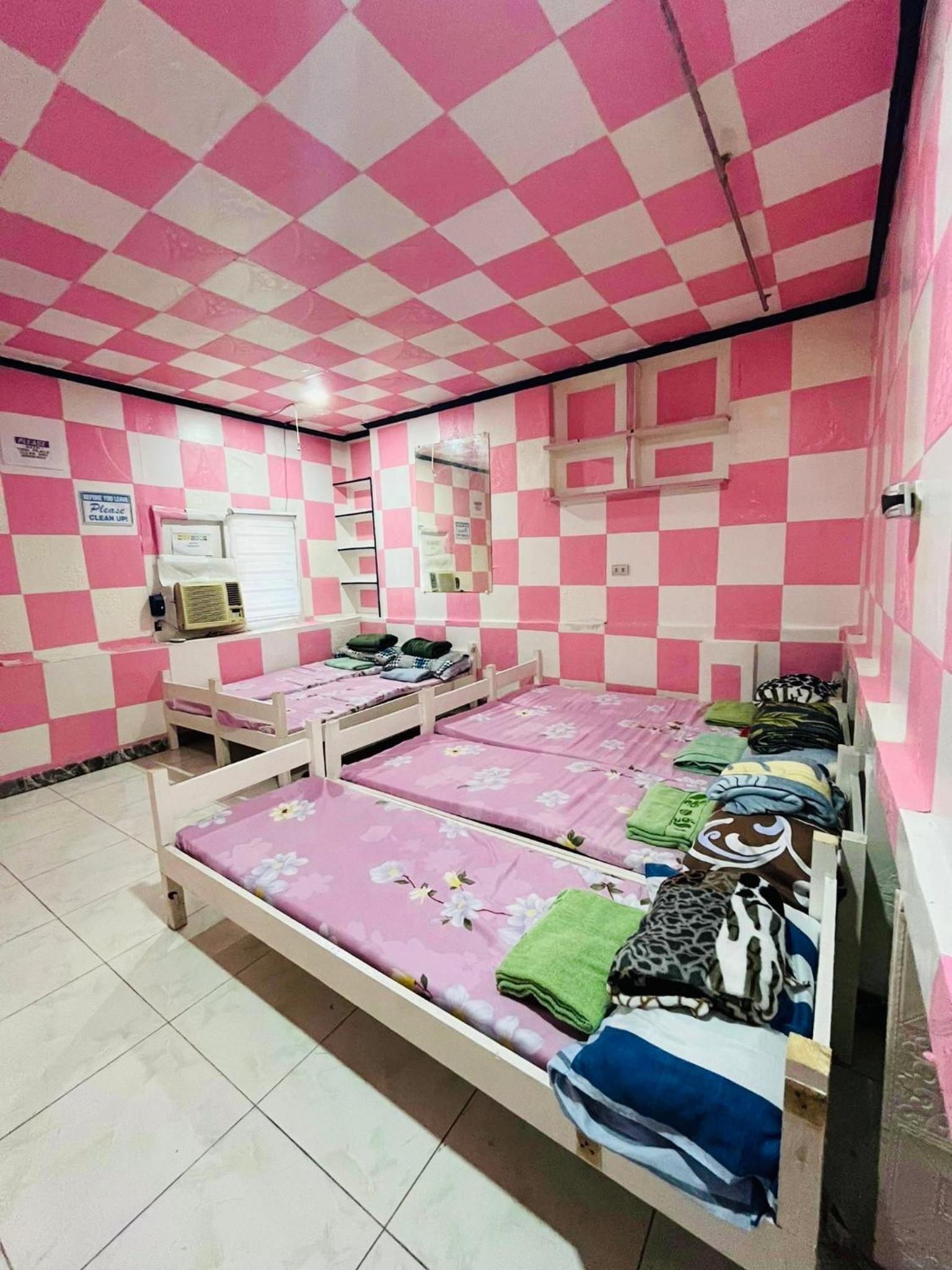 Deyo Guest House Room Pink