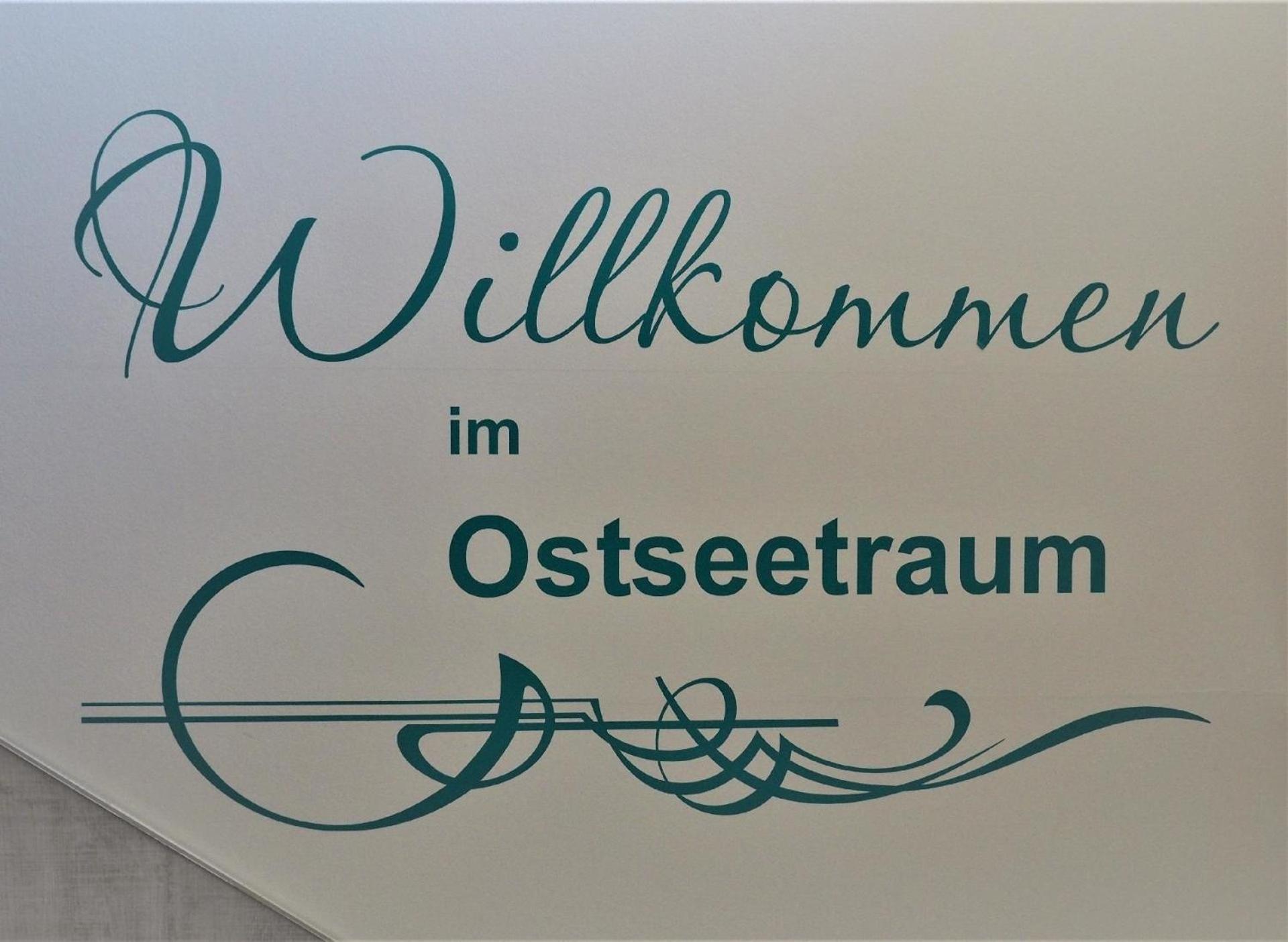 Traumhaft schöne und exklusive Doppelhaushälfte unter Reet, mit Garten, Kaminofen und Sauna an der Ostseeküste