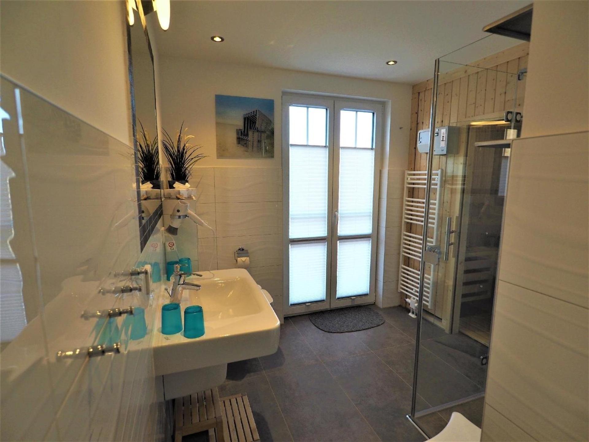 Traumhaft schöne und exklusive Doppelhaushälfte unter Reet, mit Garten, Kaminofen und Sauna an der Ostseeküste