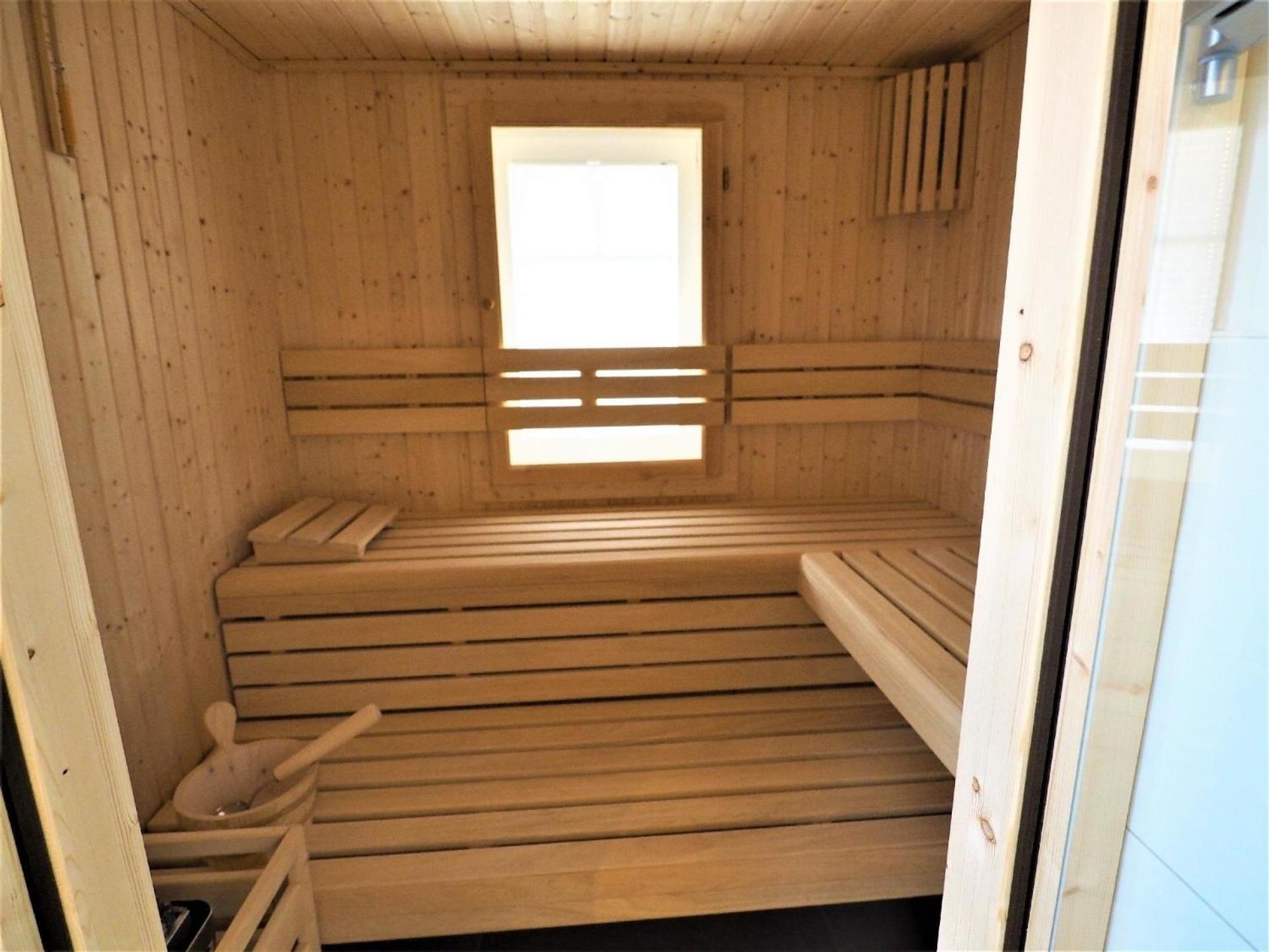 Traumhaft schöne und exklusive Doppelhaushälfte unter Reet, mit Garten, Kaminofen und Sauna an der Ostseeküste