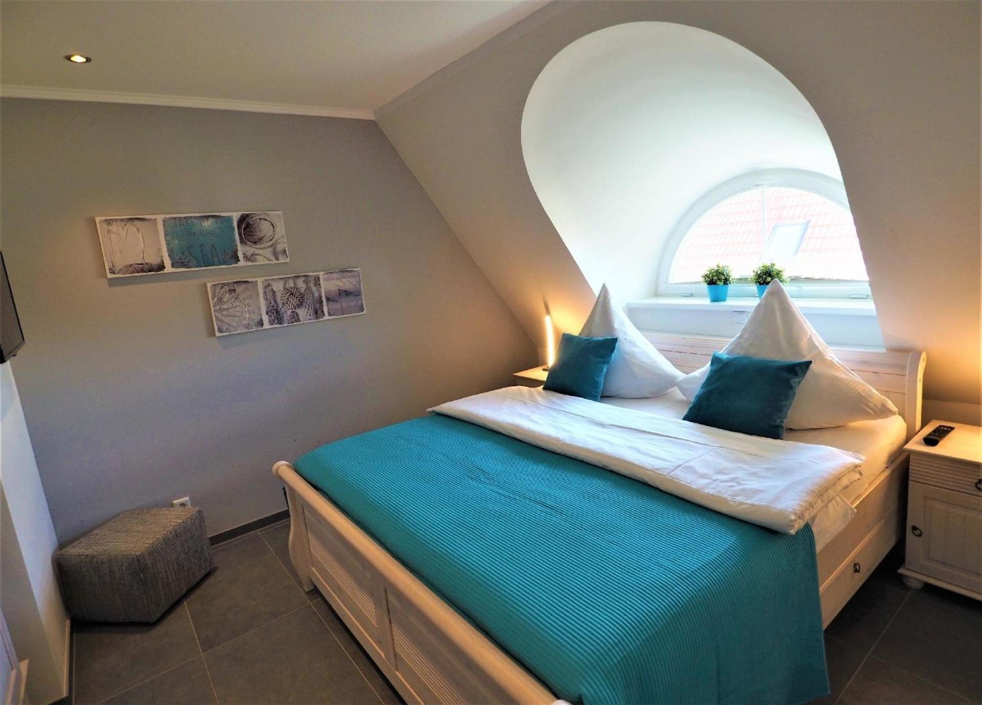 Traumhaft schöne und exklusive Doppelhaushälfte unter Reet, mit Garten, Kaminofen und Sauna an der Ostseeküste