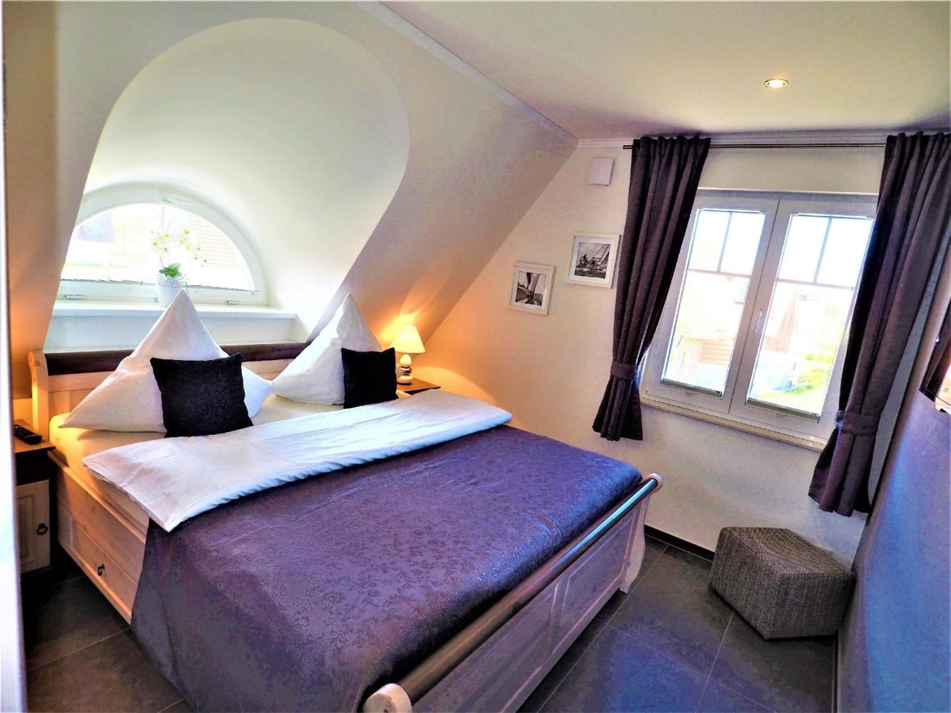 Traumhaft schöne und exklusive Doppelhaushälfte unter Reet, mit Garten, Kaminofen und Sauna an der Ostseeküste