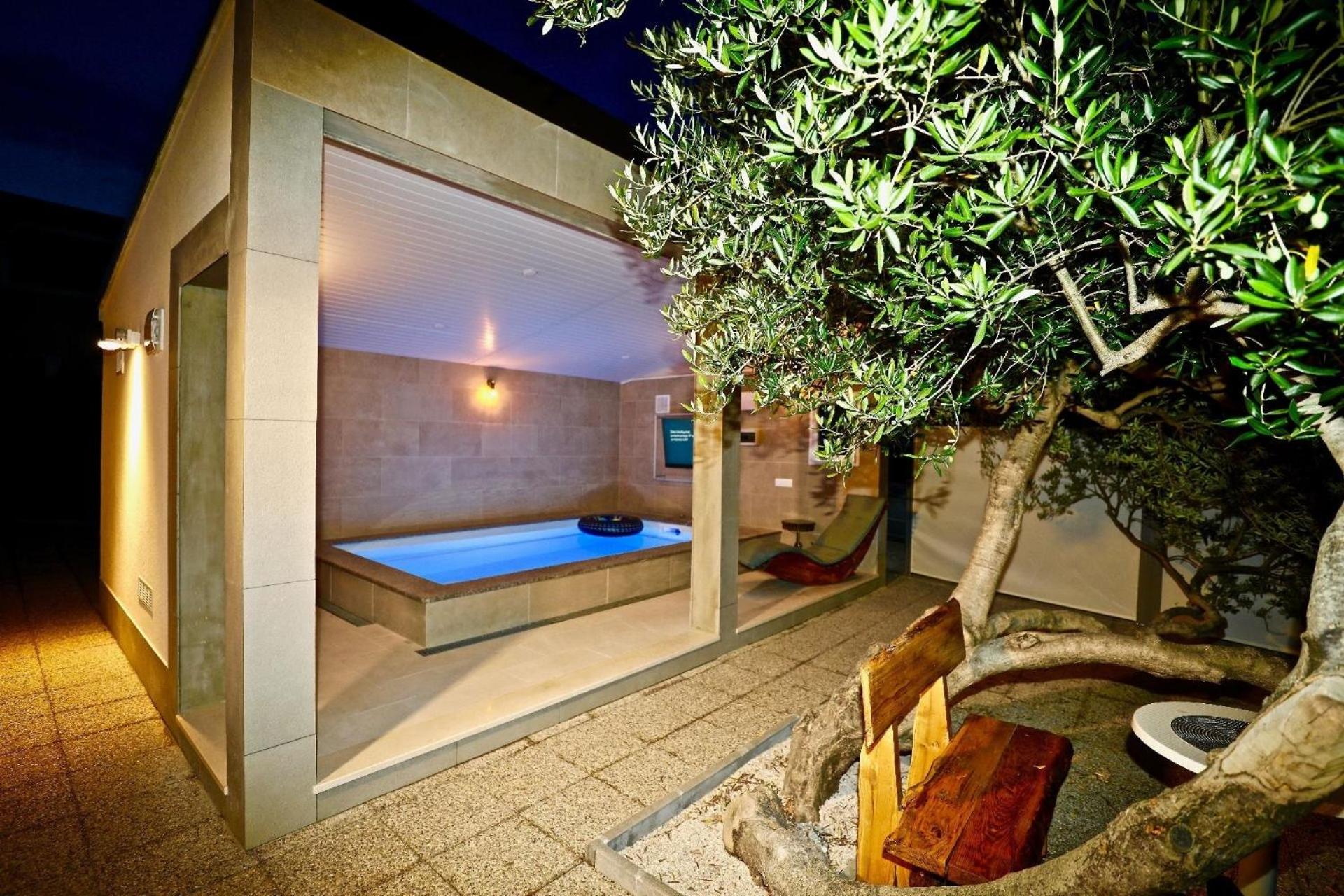 Manora Sucuraj Pool Gästehaus view 3