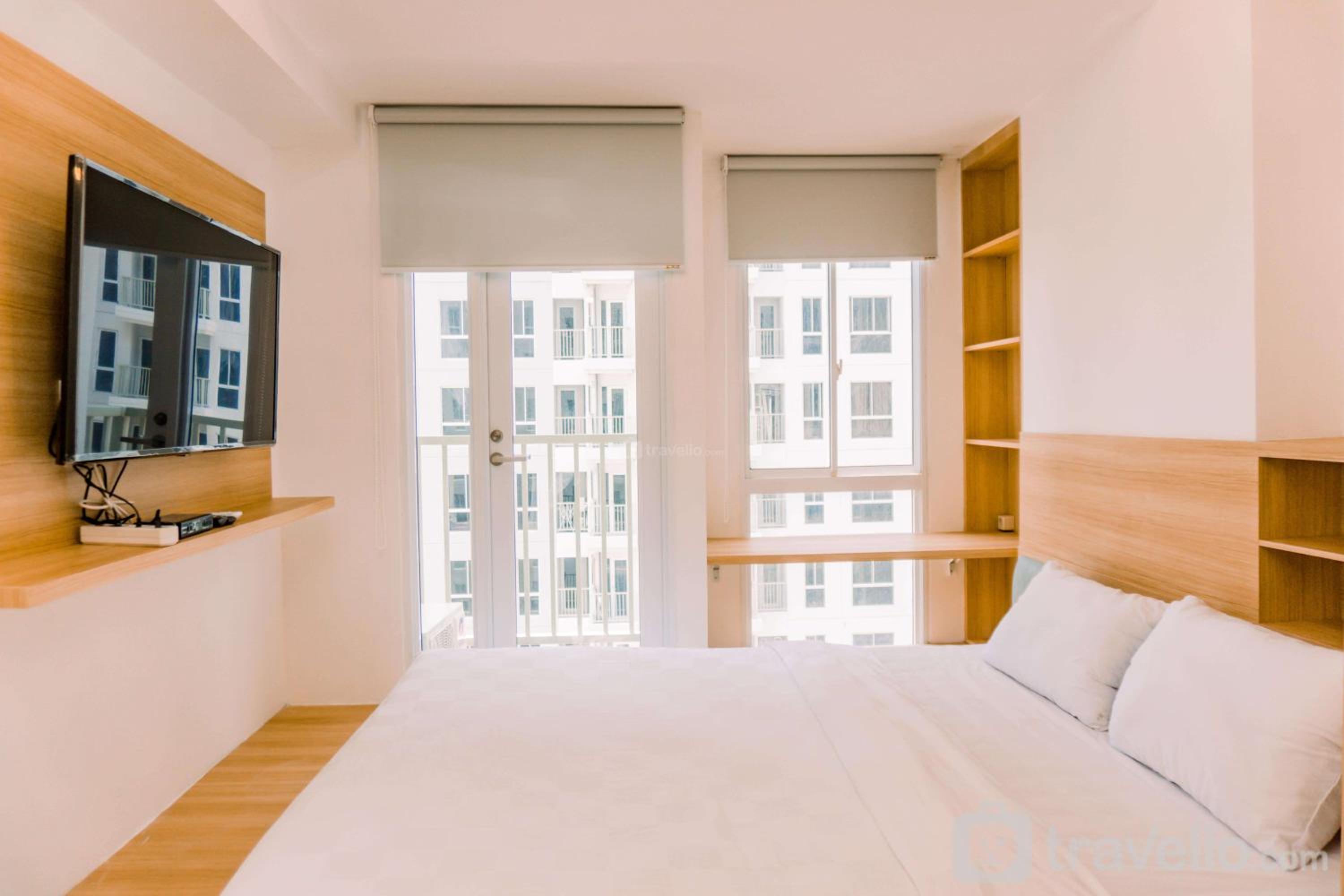Comfy Studio at 30th Floor Tokyo Riverside PIK 2 Apartment By Travelio view 3