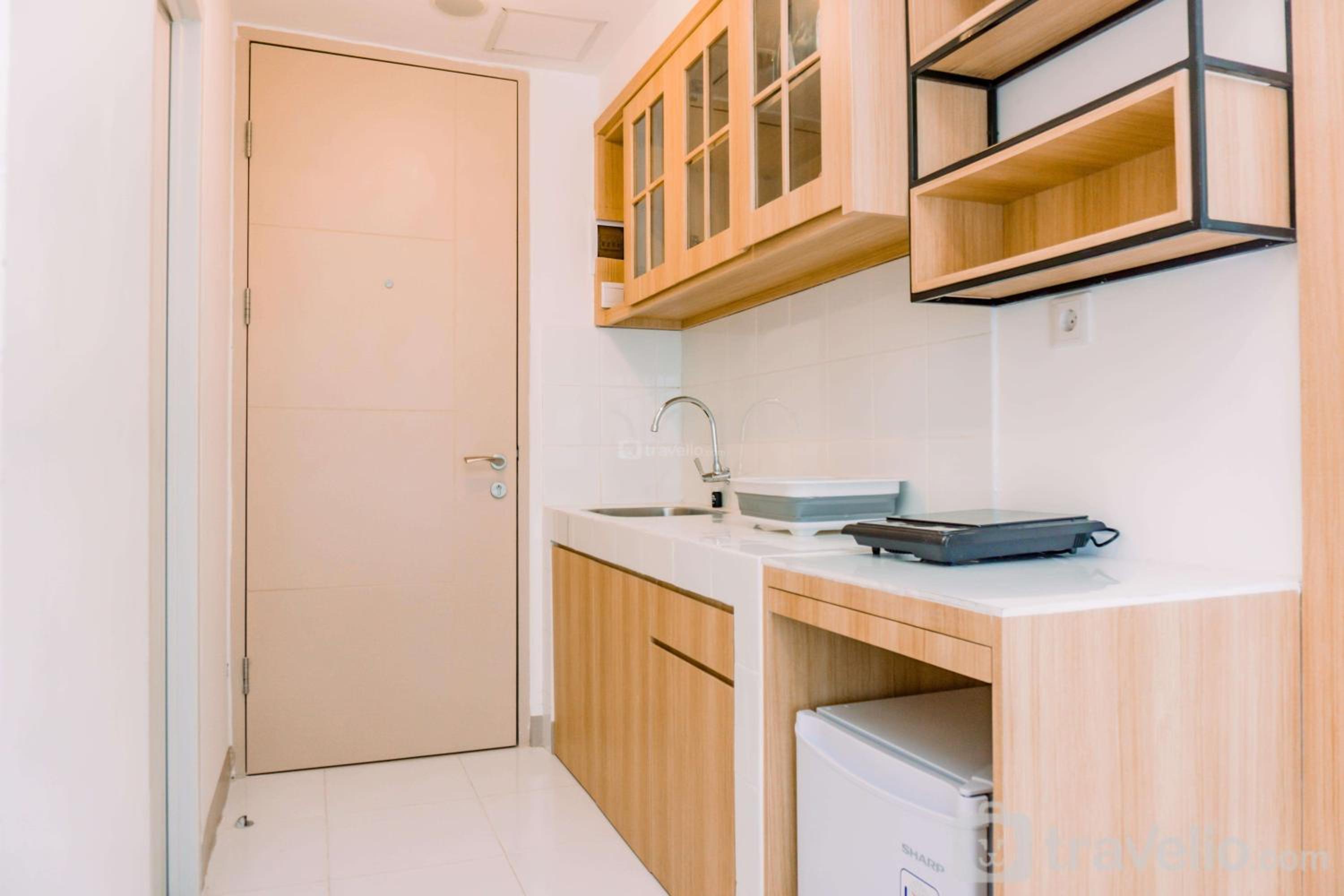 Comfy Studio at 30th Floor Tokyo Riverside PIK 2 Apartment By Travelio view 2