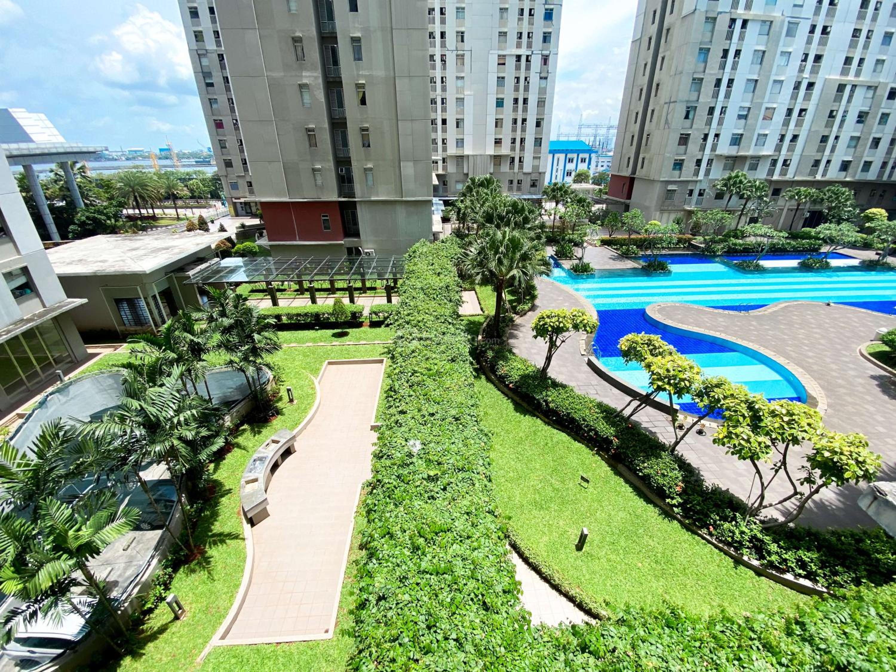 Minimalist Studio (No Kitchen) at Green Bay Pluit Apartment By Travelio view 3