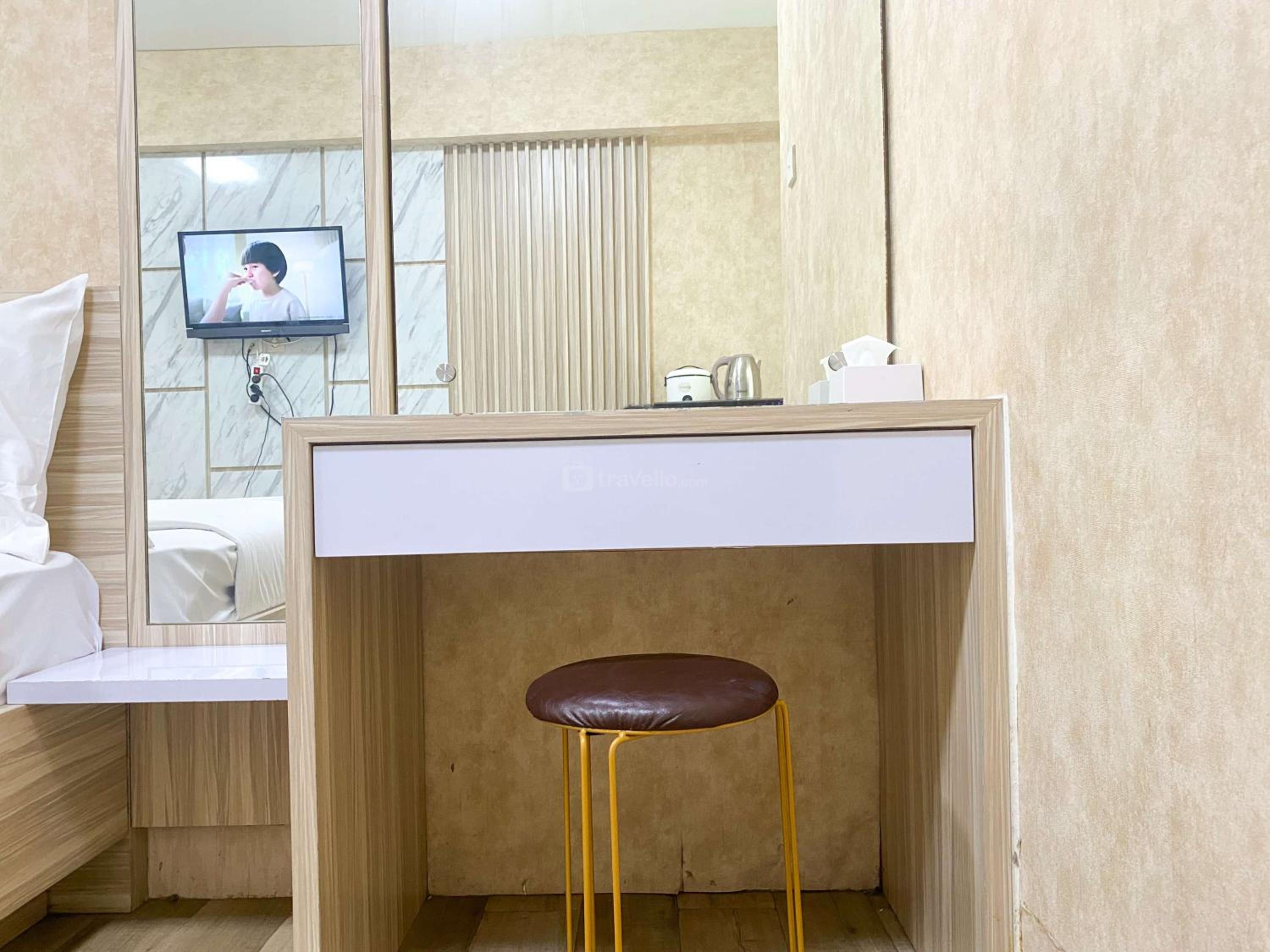 Minimalist Studio (No Kitchen) at Green Bay Pluit Apartment By Travelio view 4