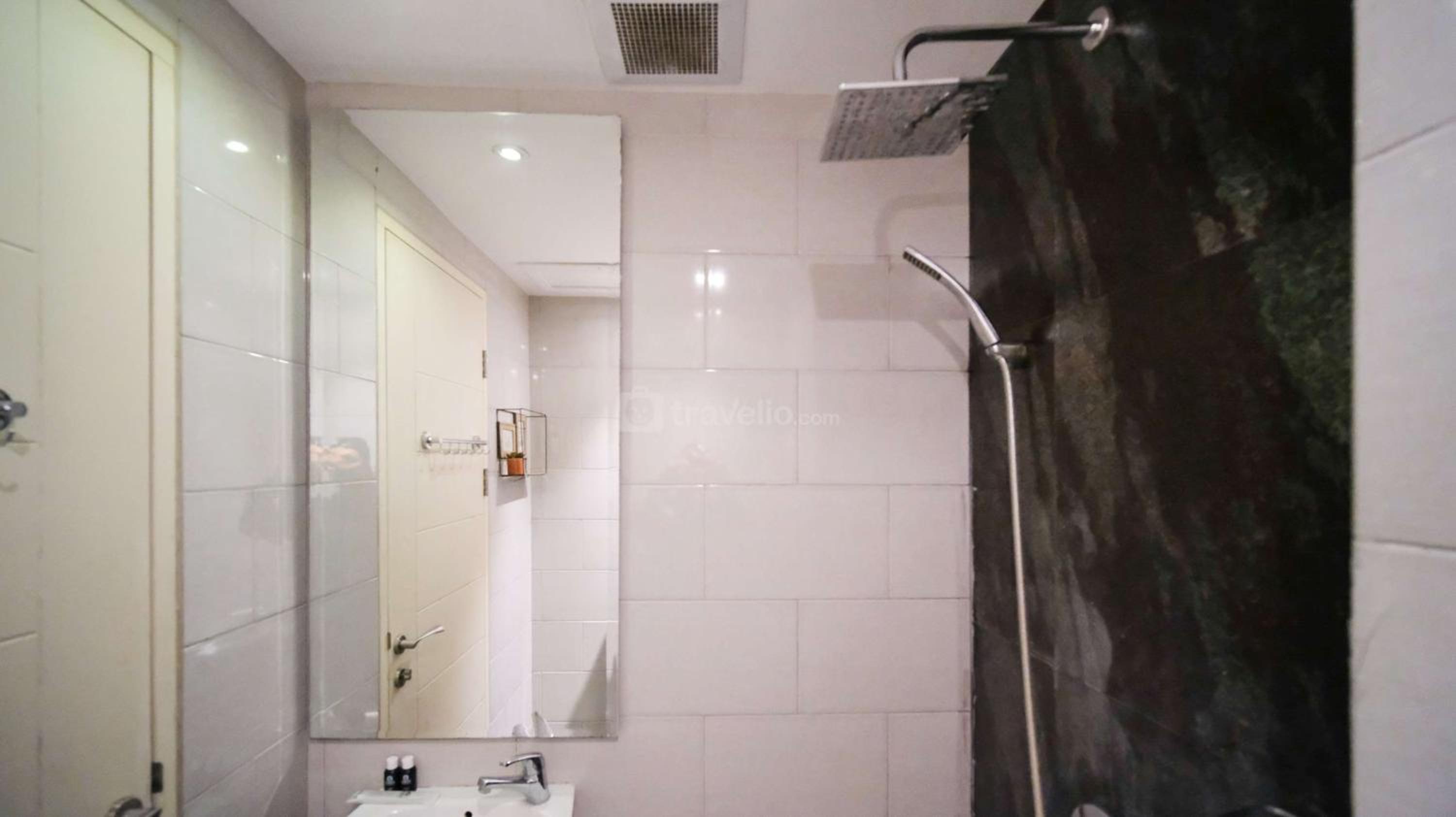 Simple and Modern Studio (No Kitchen) Anderson Supermall Mansion Apartment By Travelio view 5