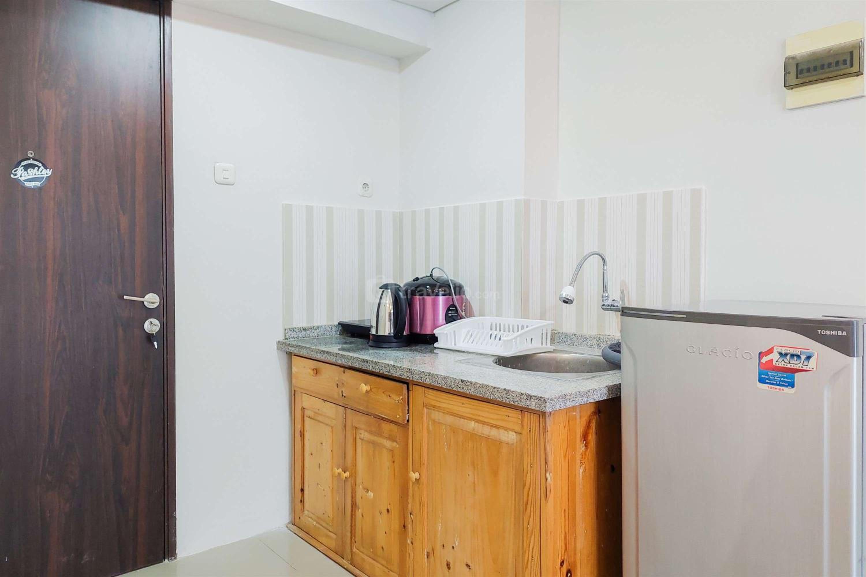 Comfy and Warm Studio Serpong Greenview Apartment By Travelio view 2