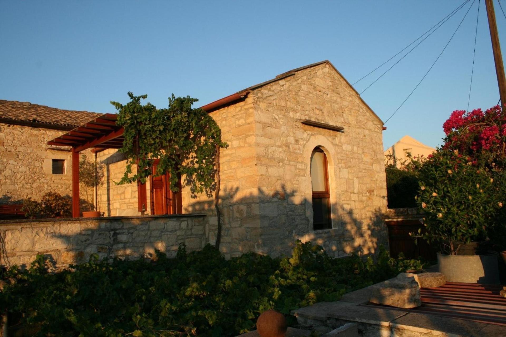 Ferienhaus In Douliana Mit Großem Balkon