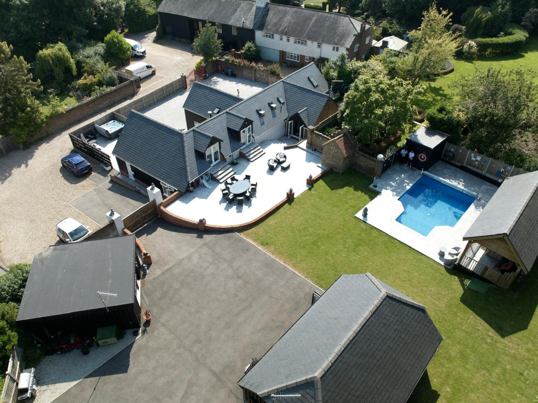 House Oasis heated pool, Hot Tub, Games Bar & Retreat view 2