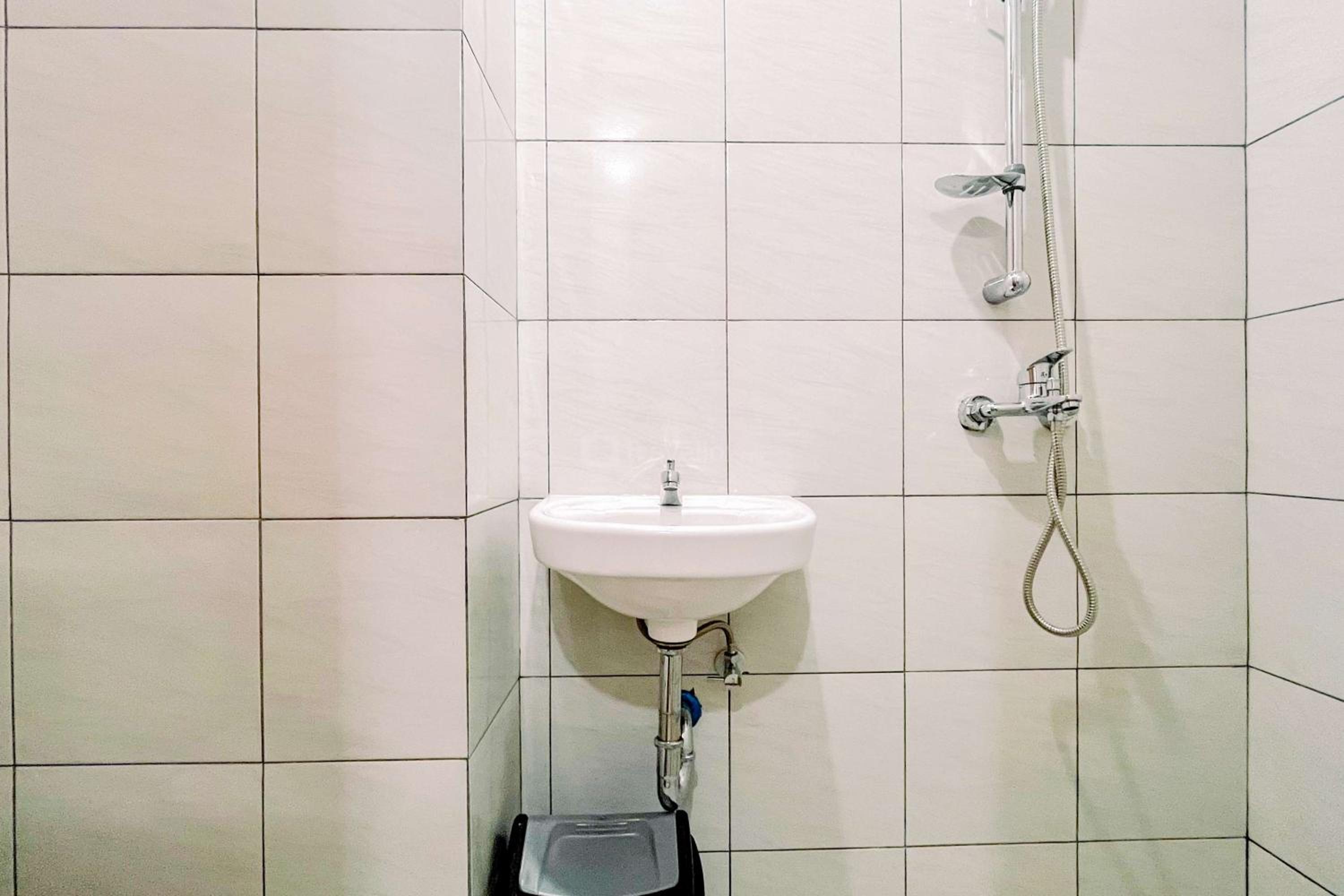 Homey Studio (No Kitchen) at Bandaraya - Tallasa City Makassar Apartment By Travelio view 3