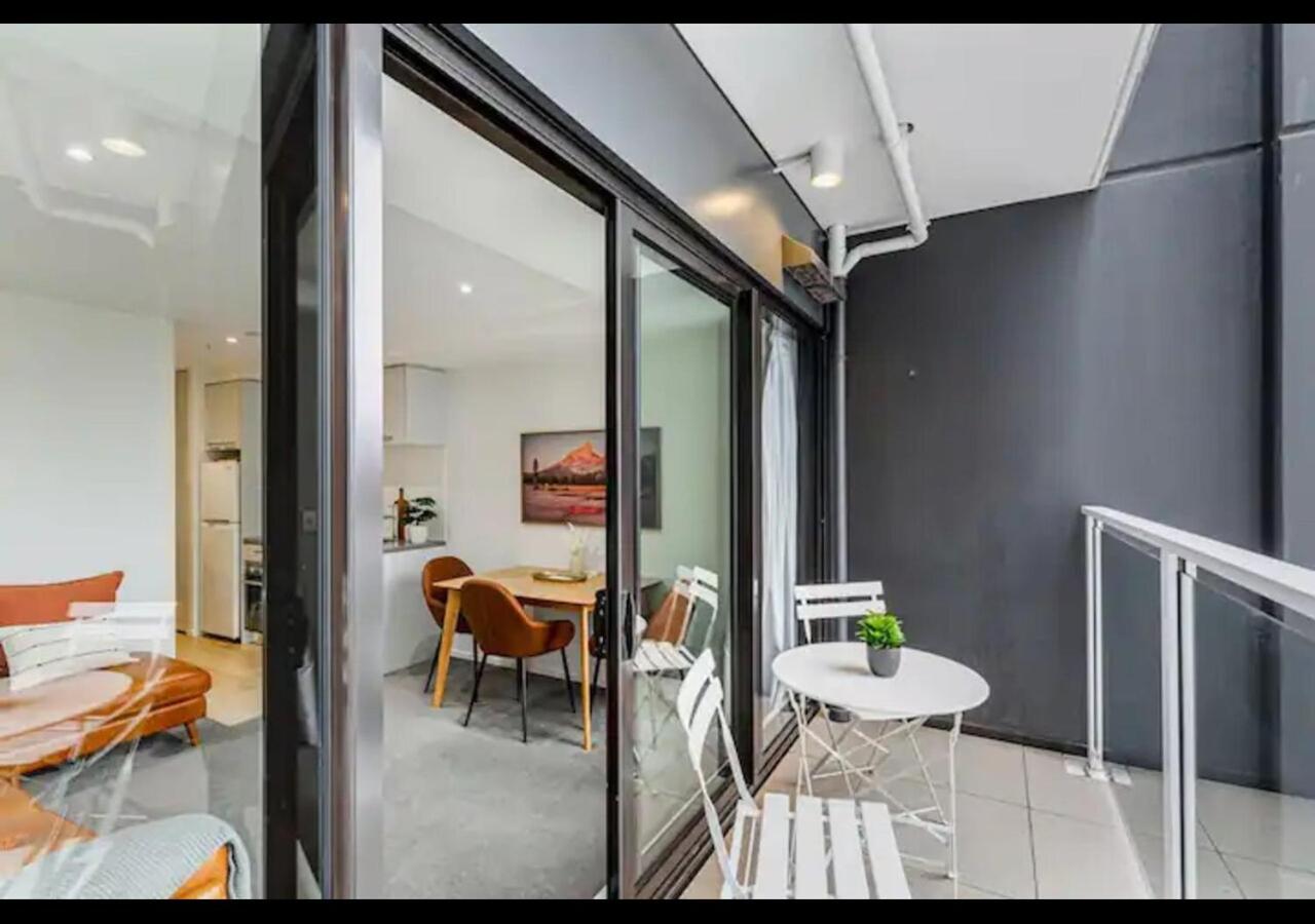 Stylish Modern Unit w Balcony and Pool Zodiak Stays view 2