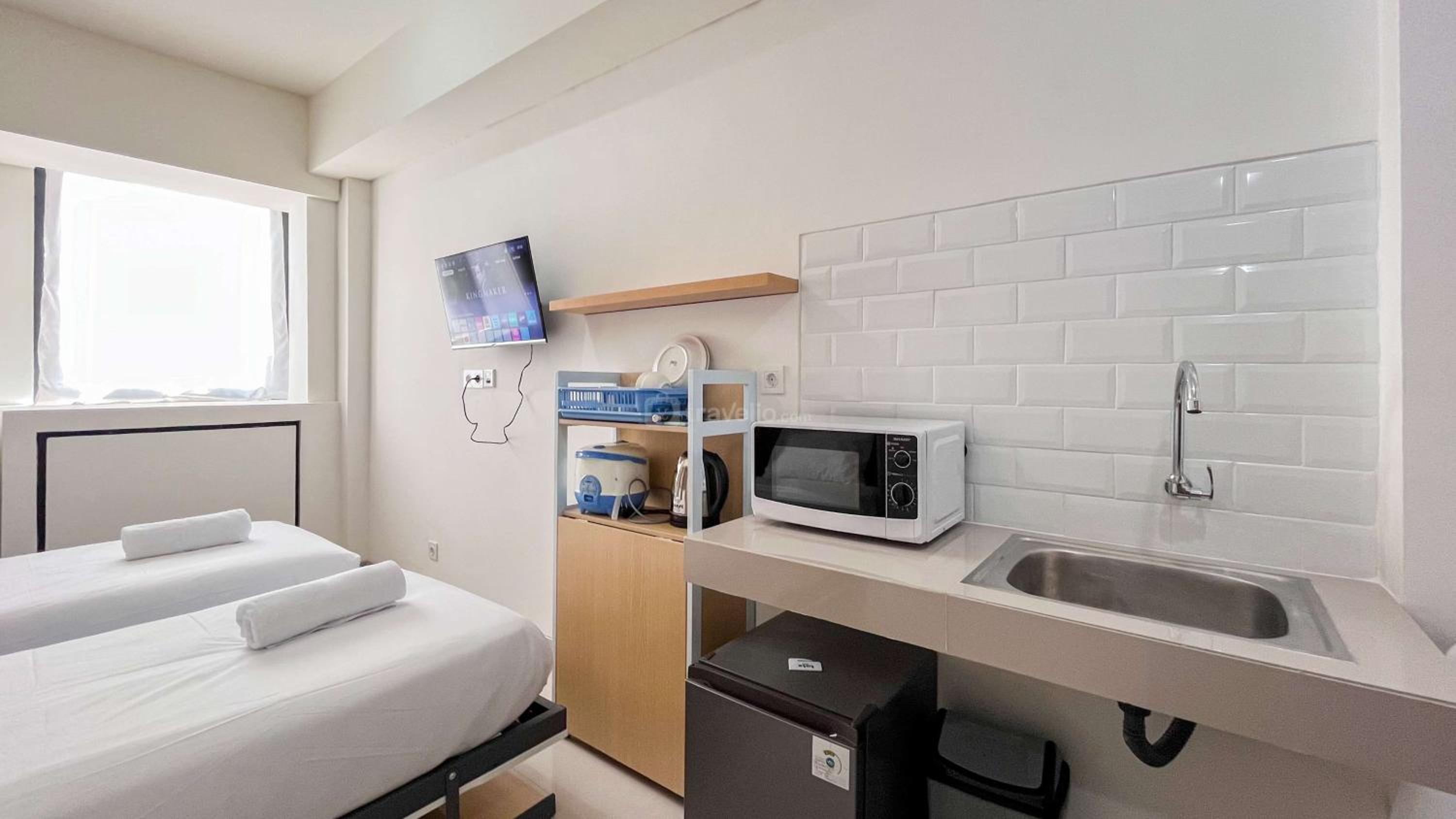 Cozy Living Studio (No Kitchen) at Bandaraya - Tallasa City Makassar Apartment By Travelio view 3