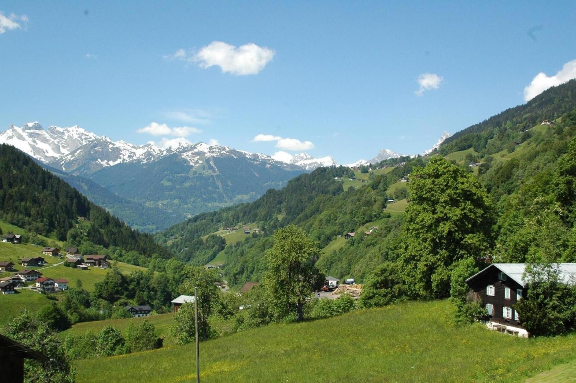 Große Wohnung In Silbertal Mit Großem Garten