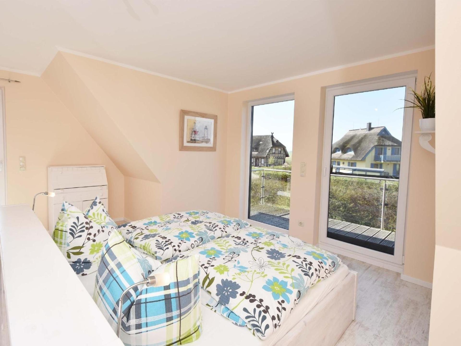 Traumhaftes Reetdach gedecktes Ferienhaus mit Blick auf den Breetzer Bodden bis Hiddensee