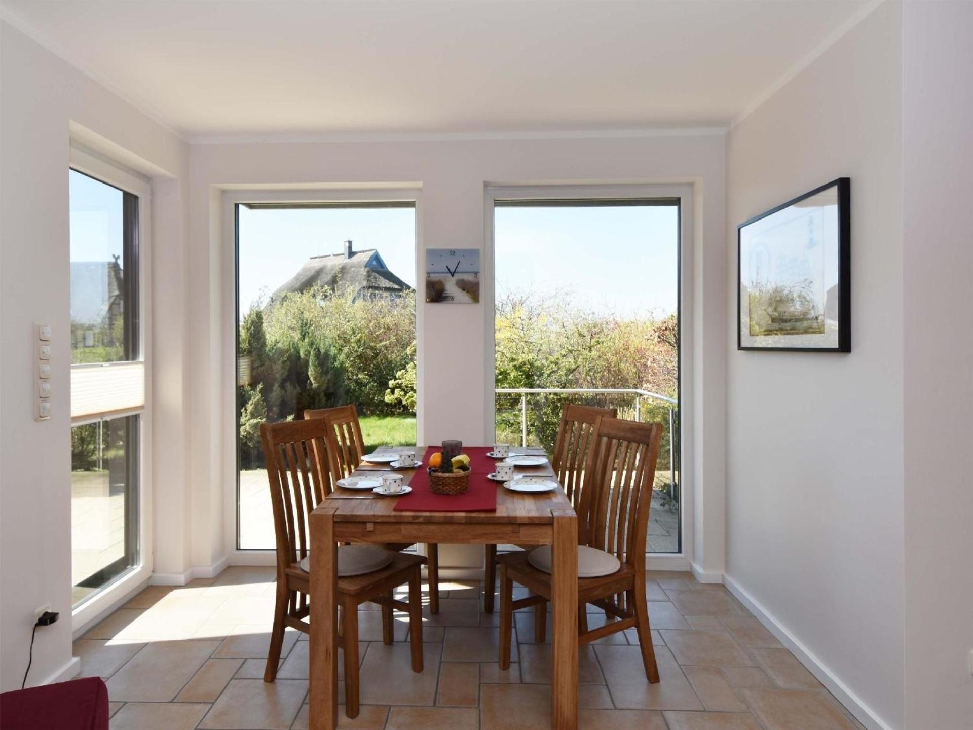 Traumhaftes Reetdach gedecktes Ferienhaus mit Blick auf den Breetzer Bodden bis Hiddensee