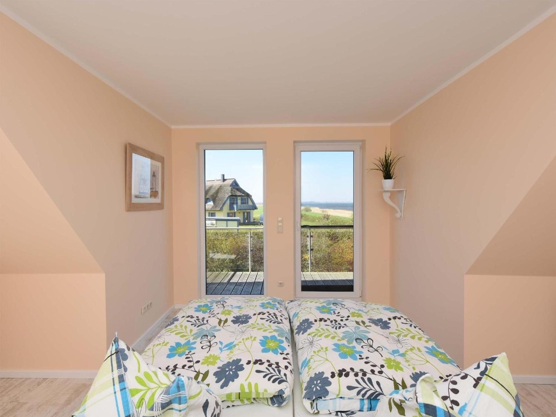 Traumhaftes Reetdach gedecktes Ferienhaus mit Blick auf den Breetzer Bodden bis Hiddensee