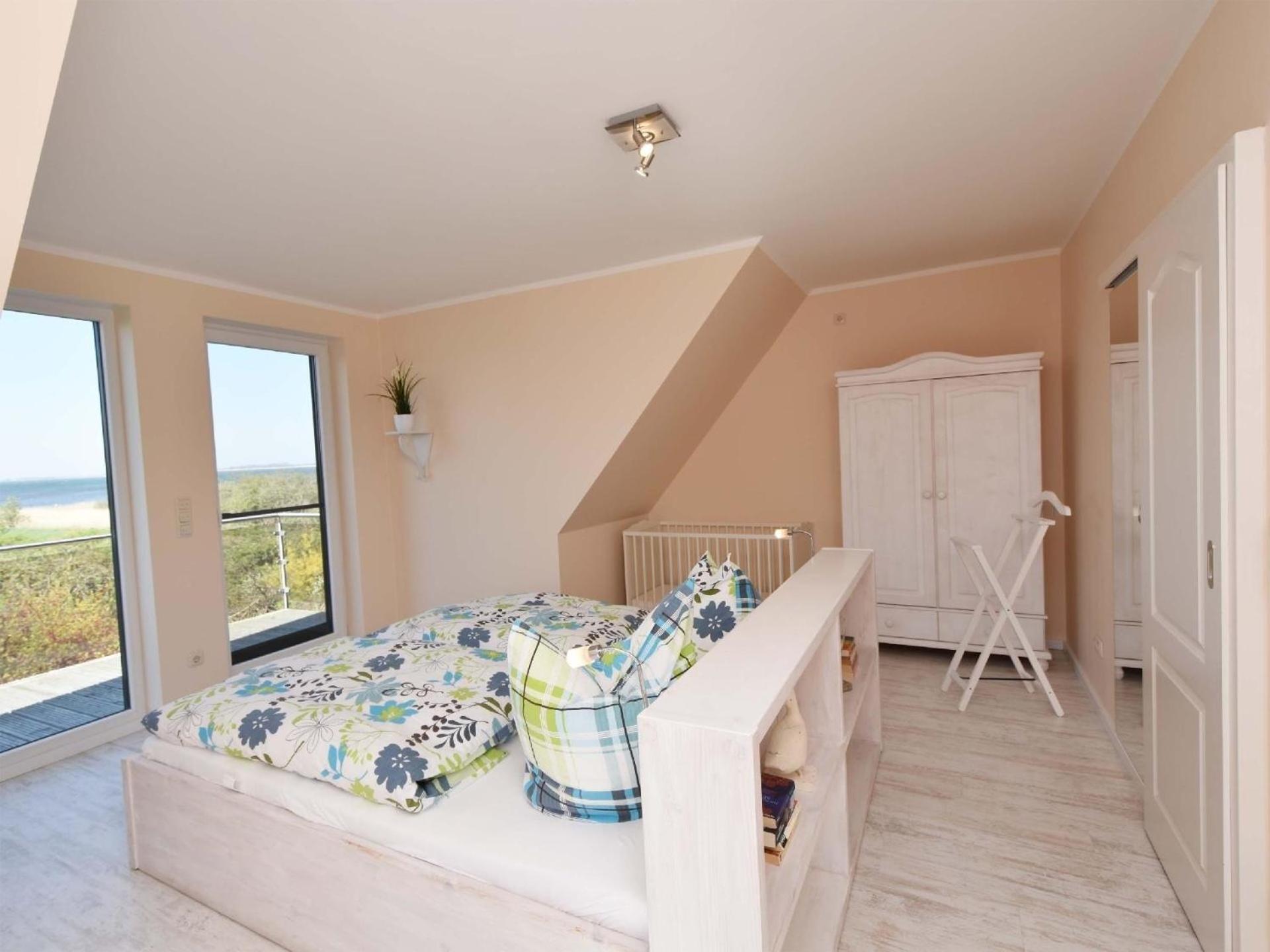 Traumhaftes Reetdach gedecktes Ferienhaus mit Blick auf den Breetzer Bodden bis Hiddensee