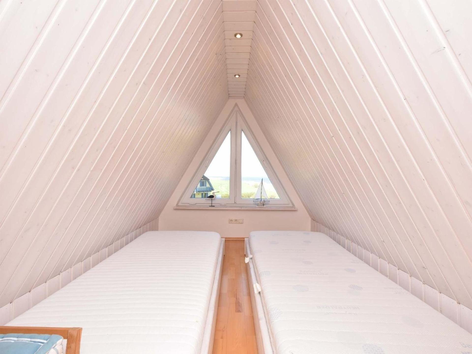 Traumhaftes Reetdach gedecktes Ferienhaus mit Blick auf den Breetzer Bodden bis Hiddensee