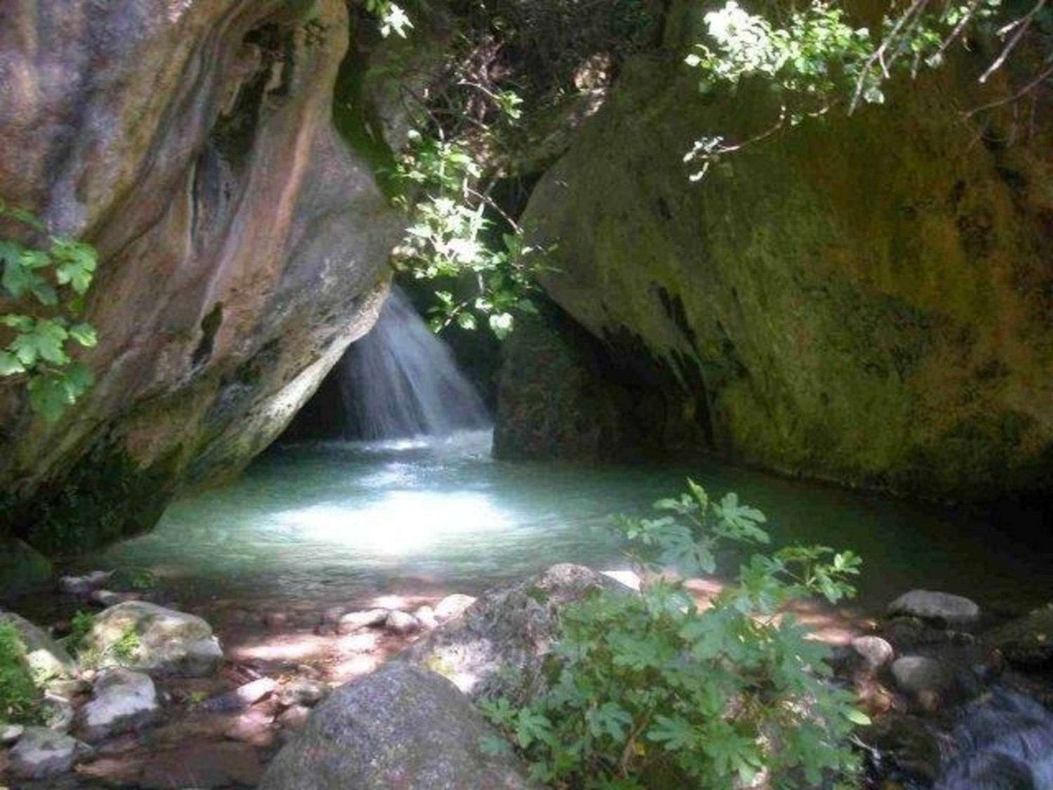 Ferienhaus mit Terrasse in der Nähe eines Wasserfalls