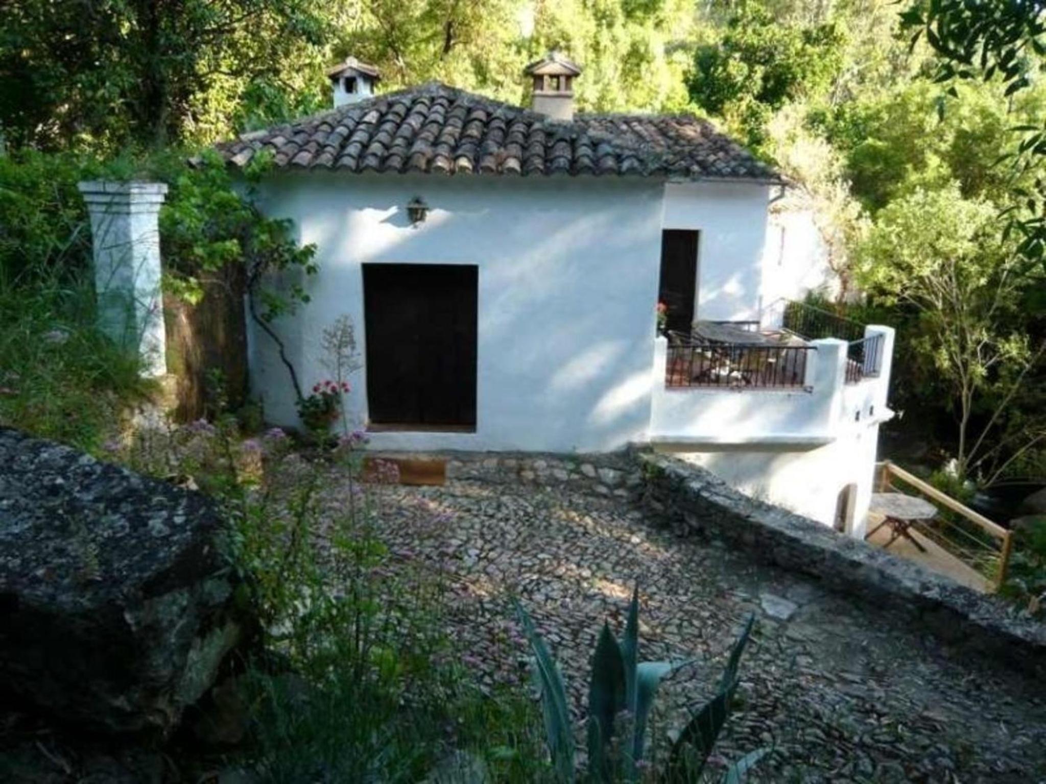 Ferienhaus mit Terrasse in der Nähe eines Wasserfalls