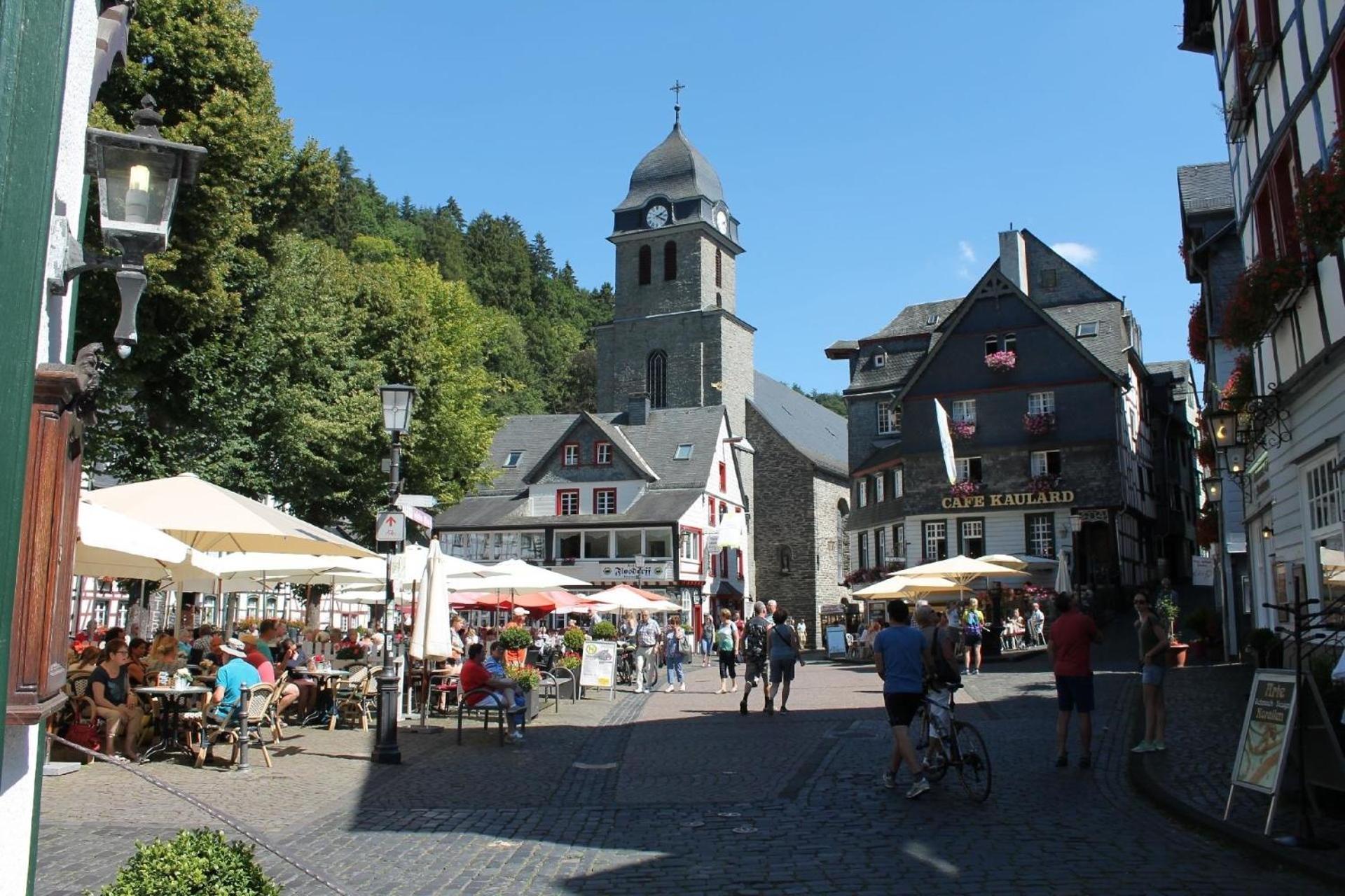 Großes modernes Ferienhaus mit Garten und Terrasse