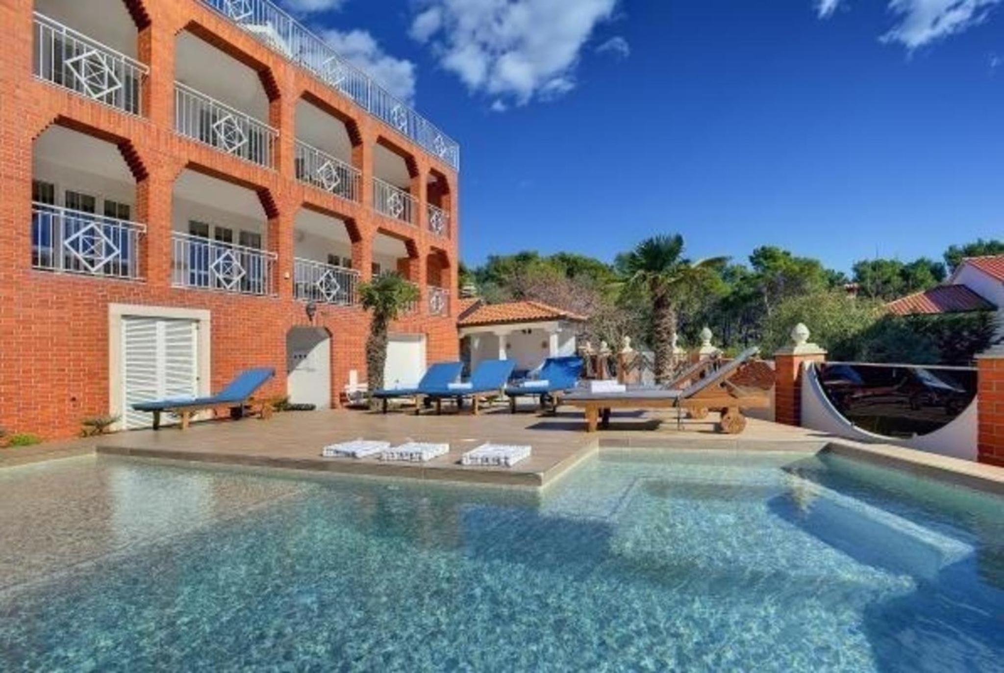 Apartmenthaus in Pomer mit Garten und Swimmingpool