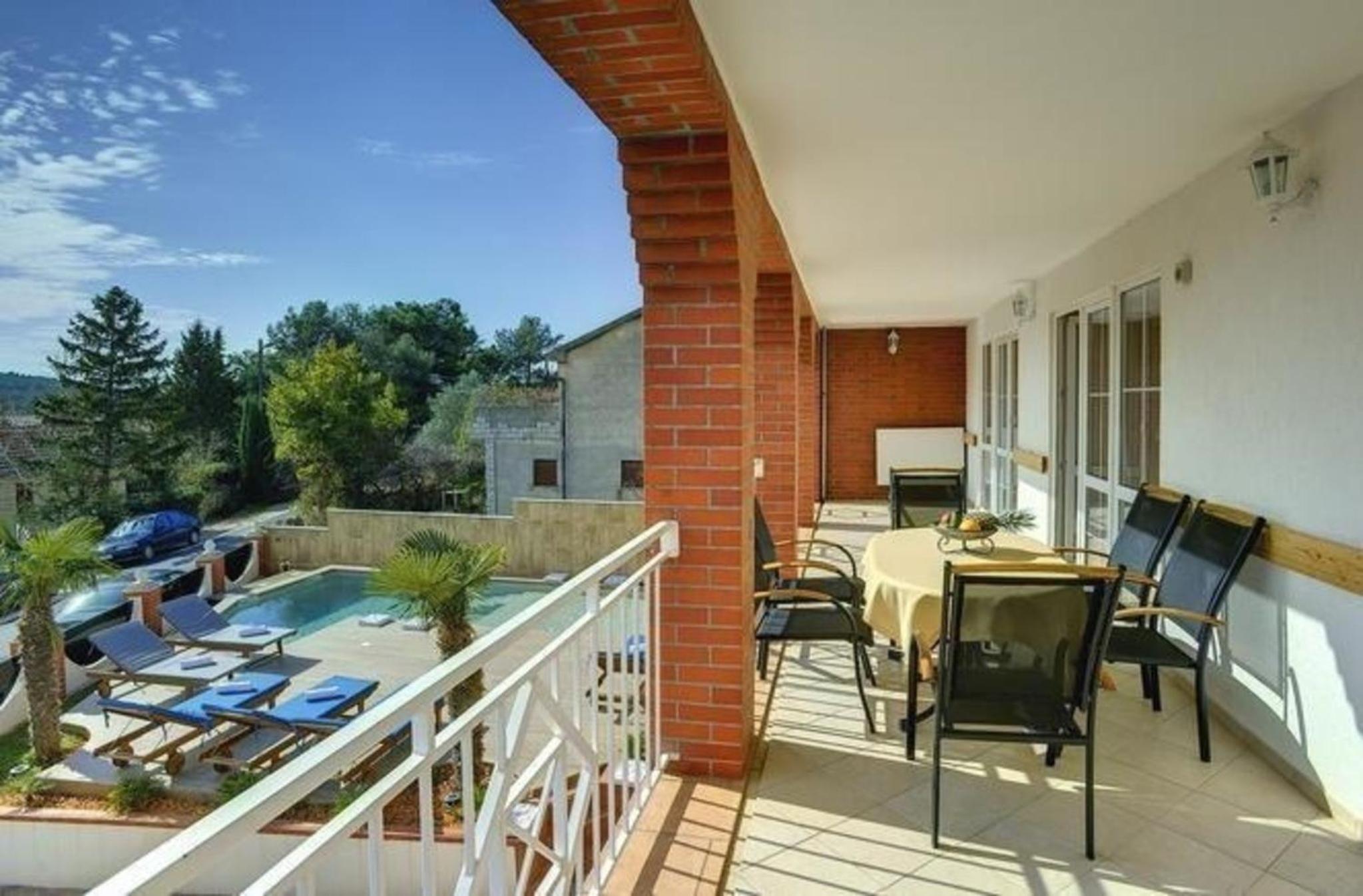 Apartmenthaus in Pomer mit Garten und Swimmingpool