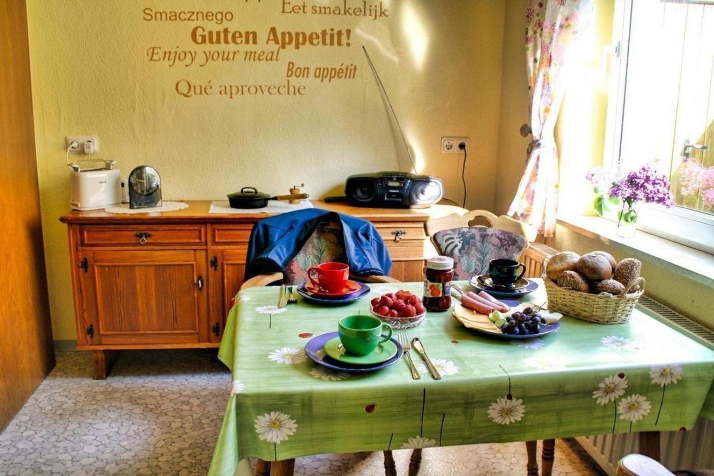 Tolles Ferienhaus in Burhave mit Terrasse und Grill