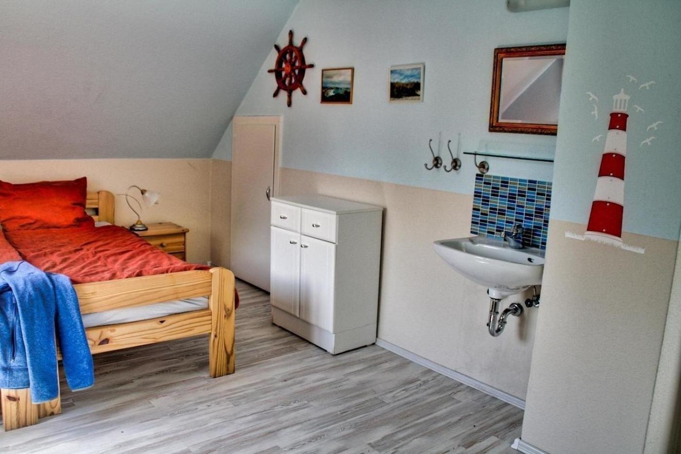 Tolles Ferienhaus in Burhave mit Terrasse und Grill