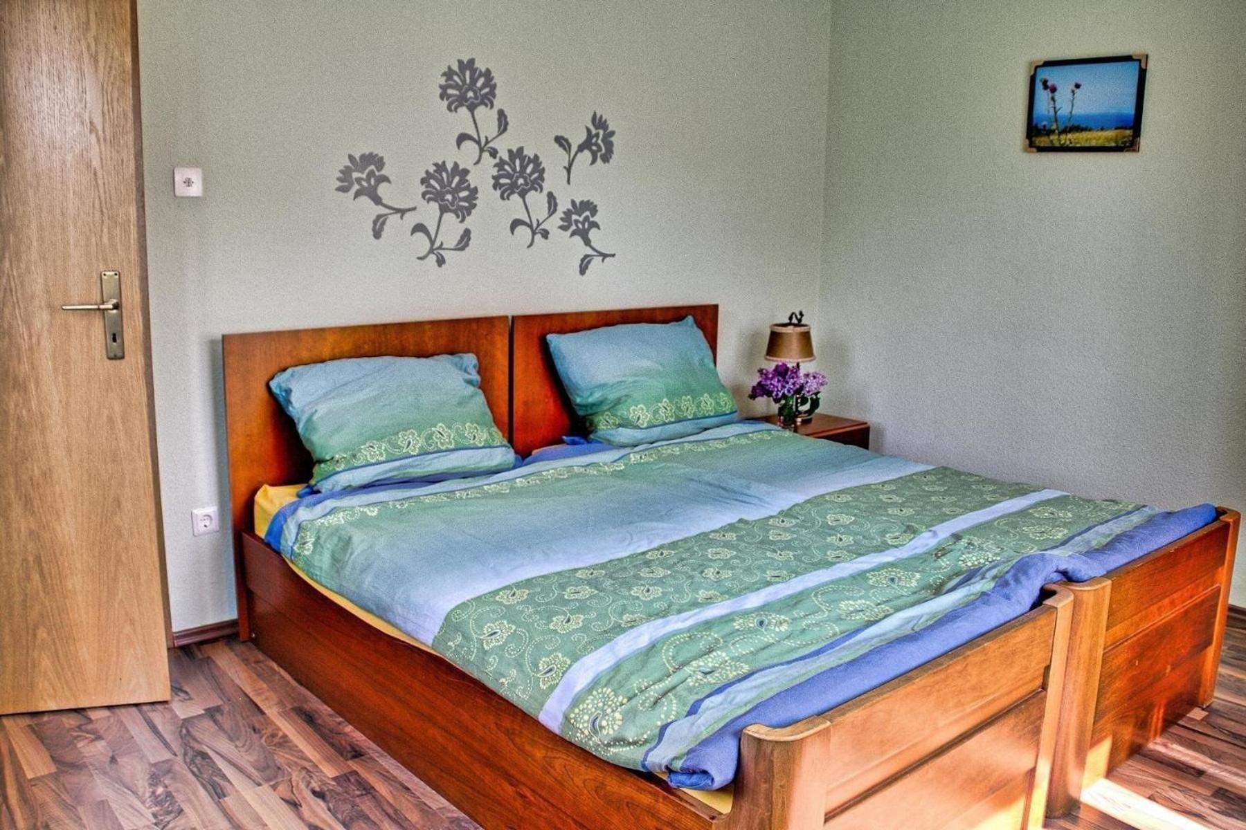 Tolles Ferienhaus in Burhave mit Terrasse und Grill