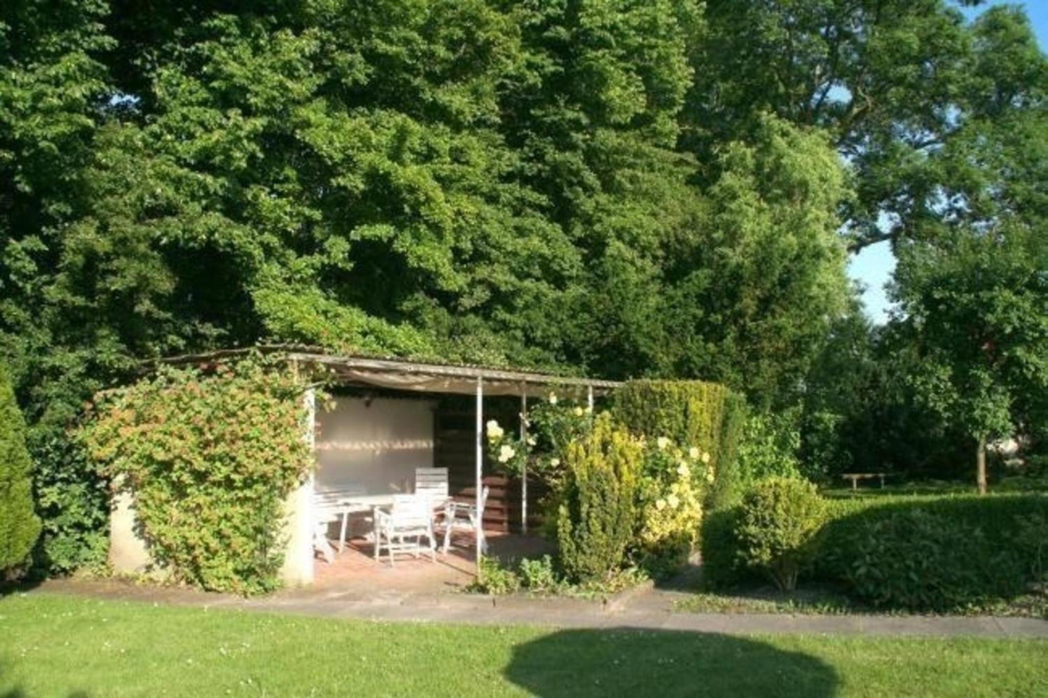 Tolles Ferienhaus in Burhave mit Terrasse und Grill