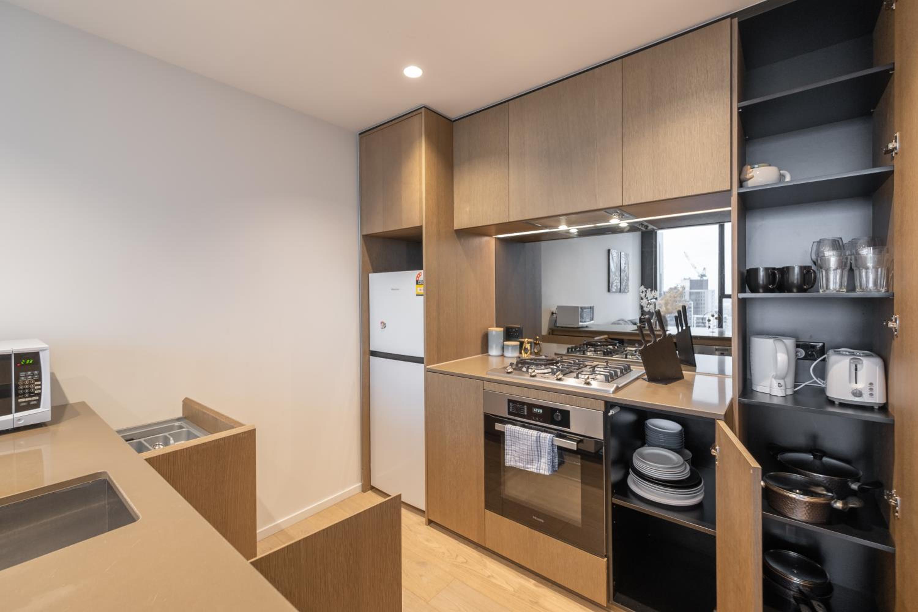 High Rise View 2br Apt Southbankpoolgym