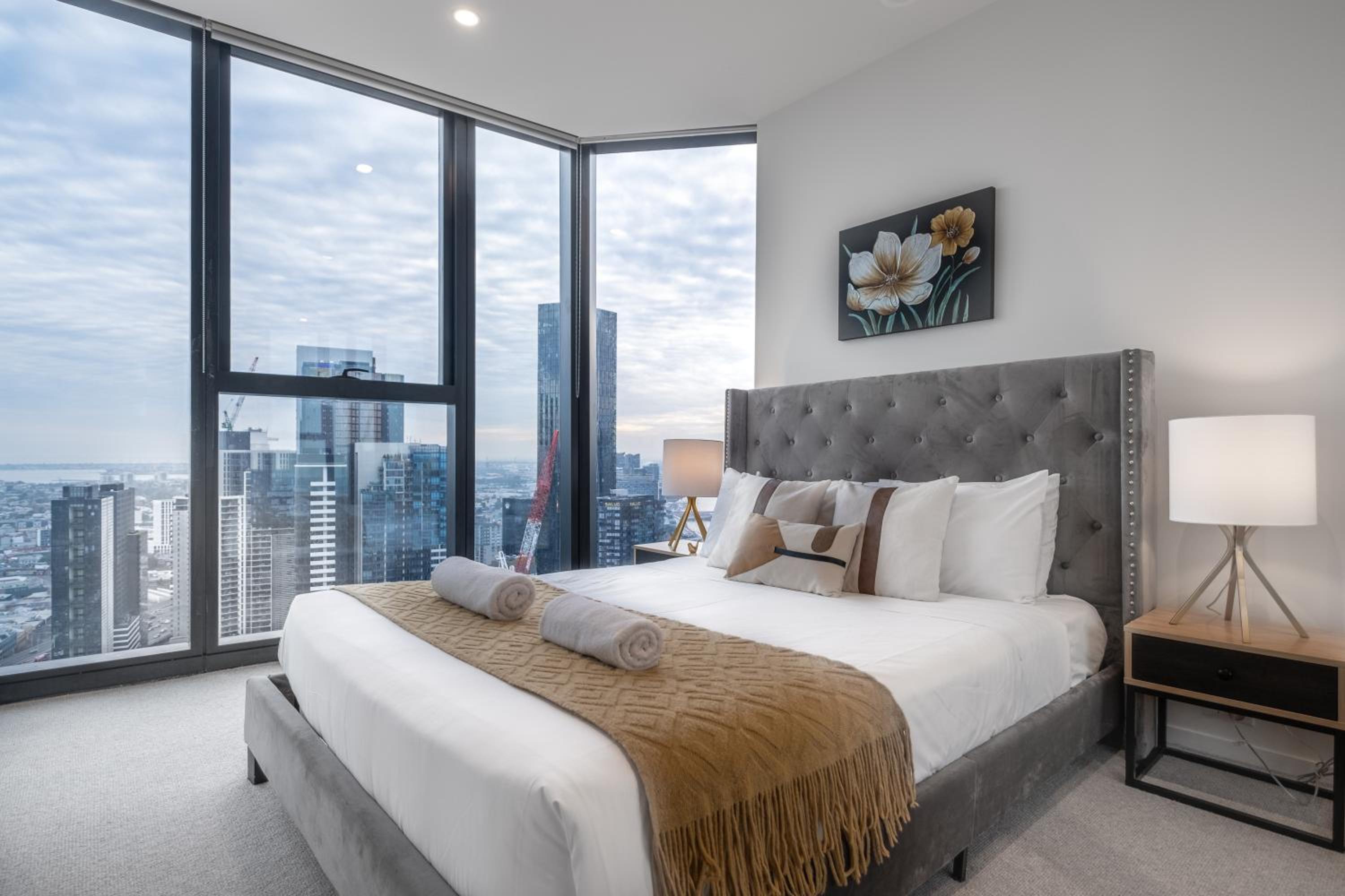 High Rise View 2br Apt Southbankpoolgym