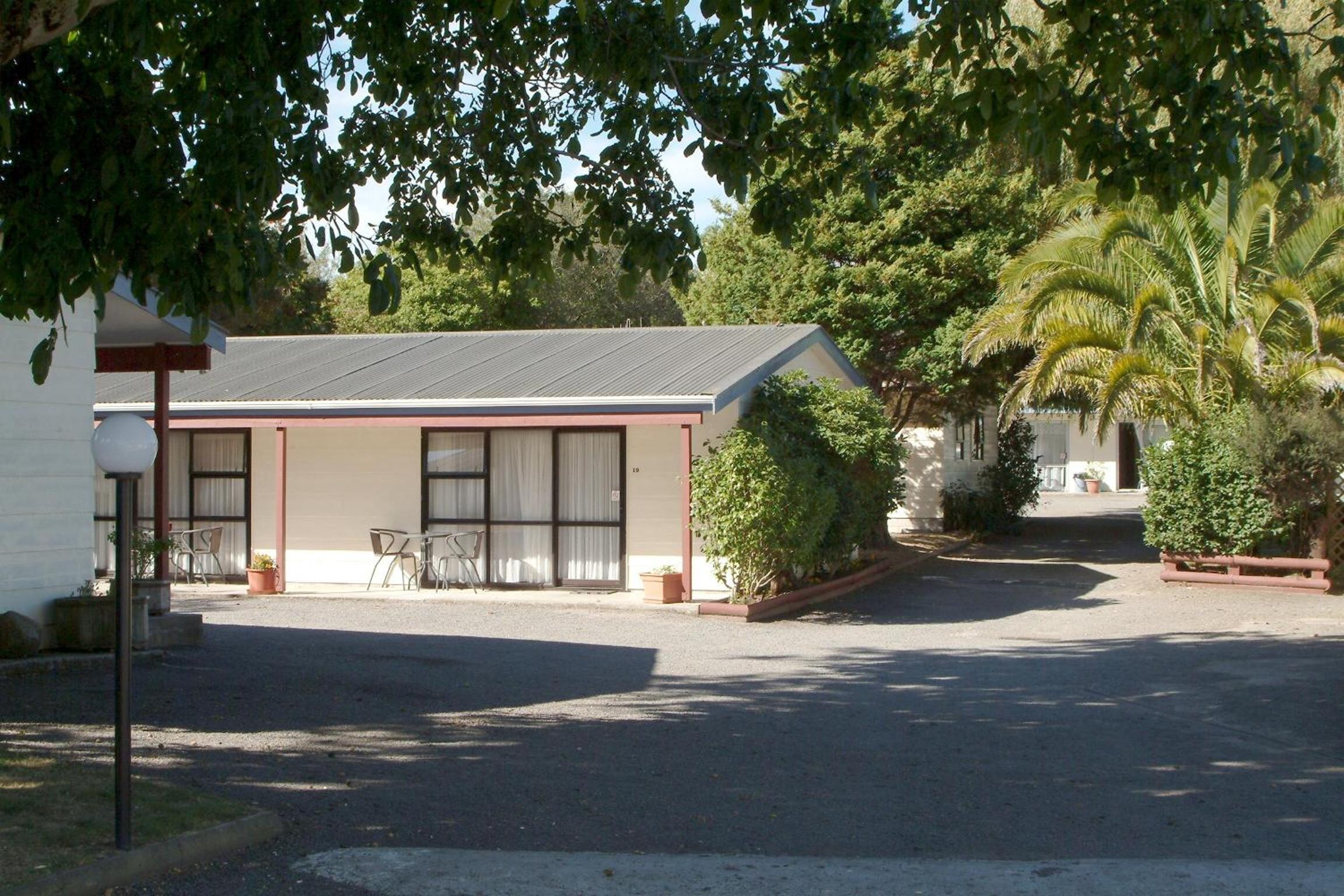 Camellia Court Family Motel