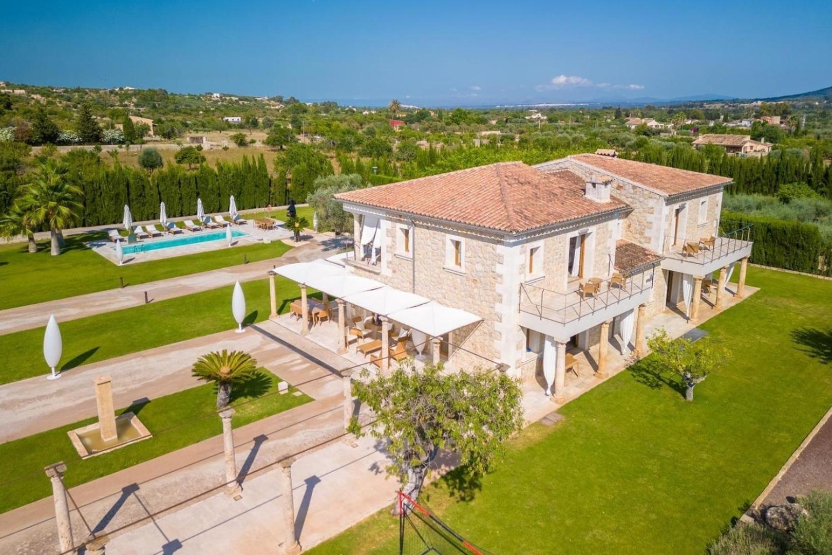 Luxuriöses Landhaus mit Whirlpool im Freien und Pool, ideal für Veranstaltungen