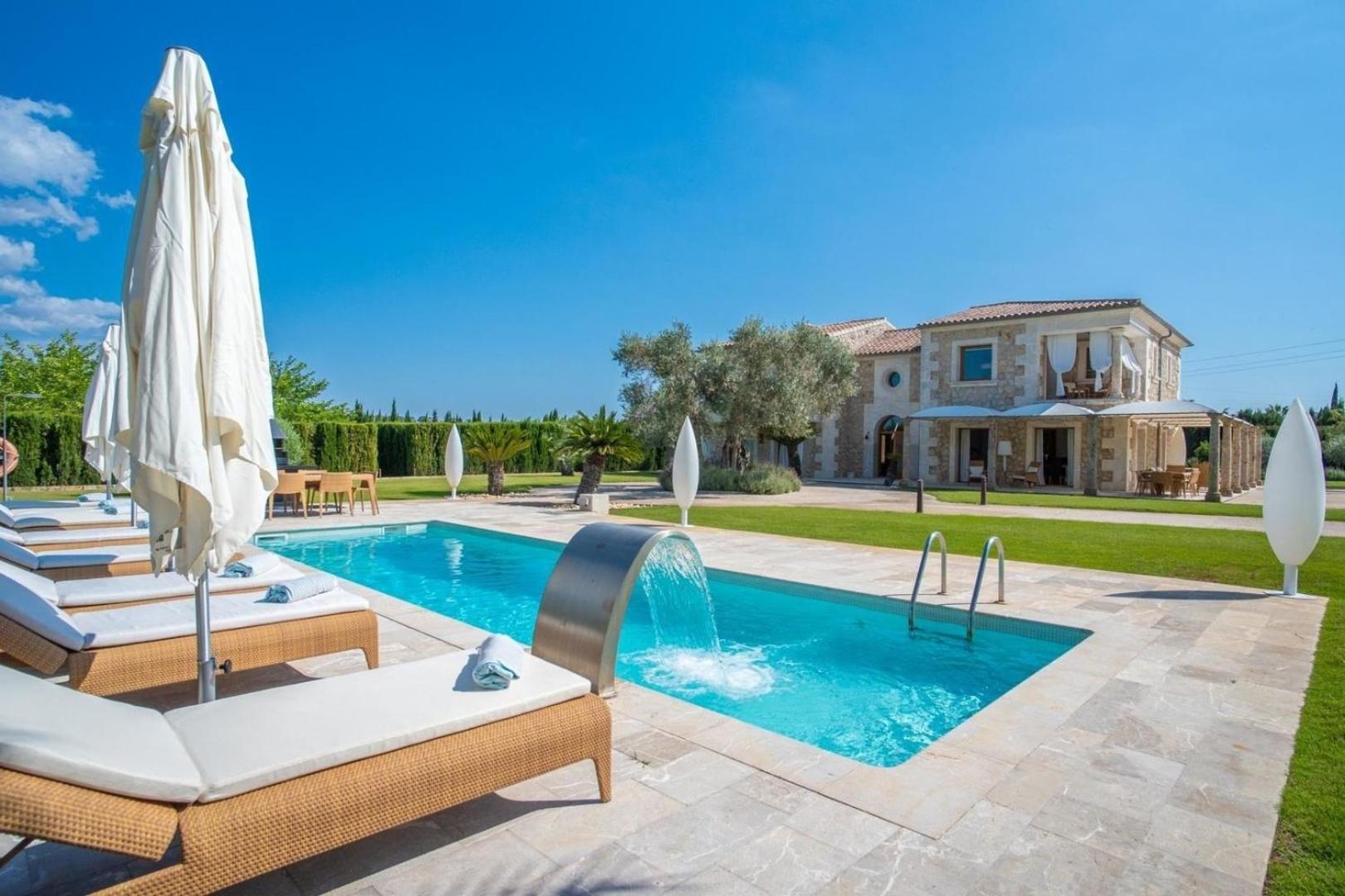 Luxuriöses Landhaus mit Whirlpool im Freien und Pool, ideal für Veranstaltungen