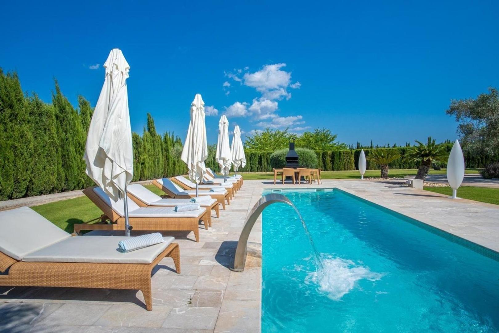 Luxuriöses Landhaus mit Whirlpool im Freien und Pool, ideal für Veranstaltungen