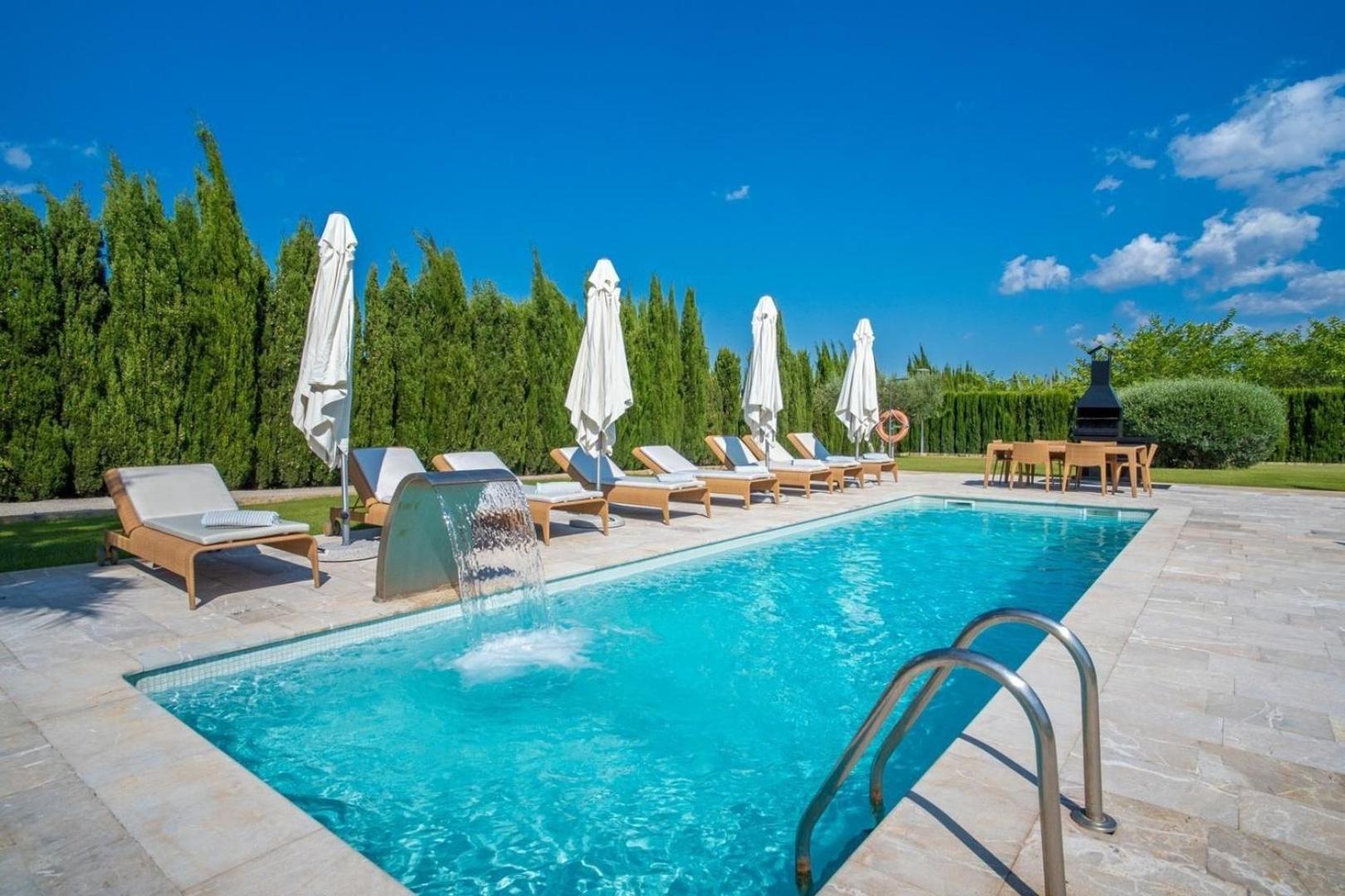 Luxuriöses Landhaus mit Whirlpool im Freien und Pool, ideal für Veranstaltungen