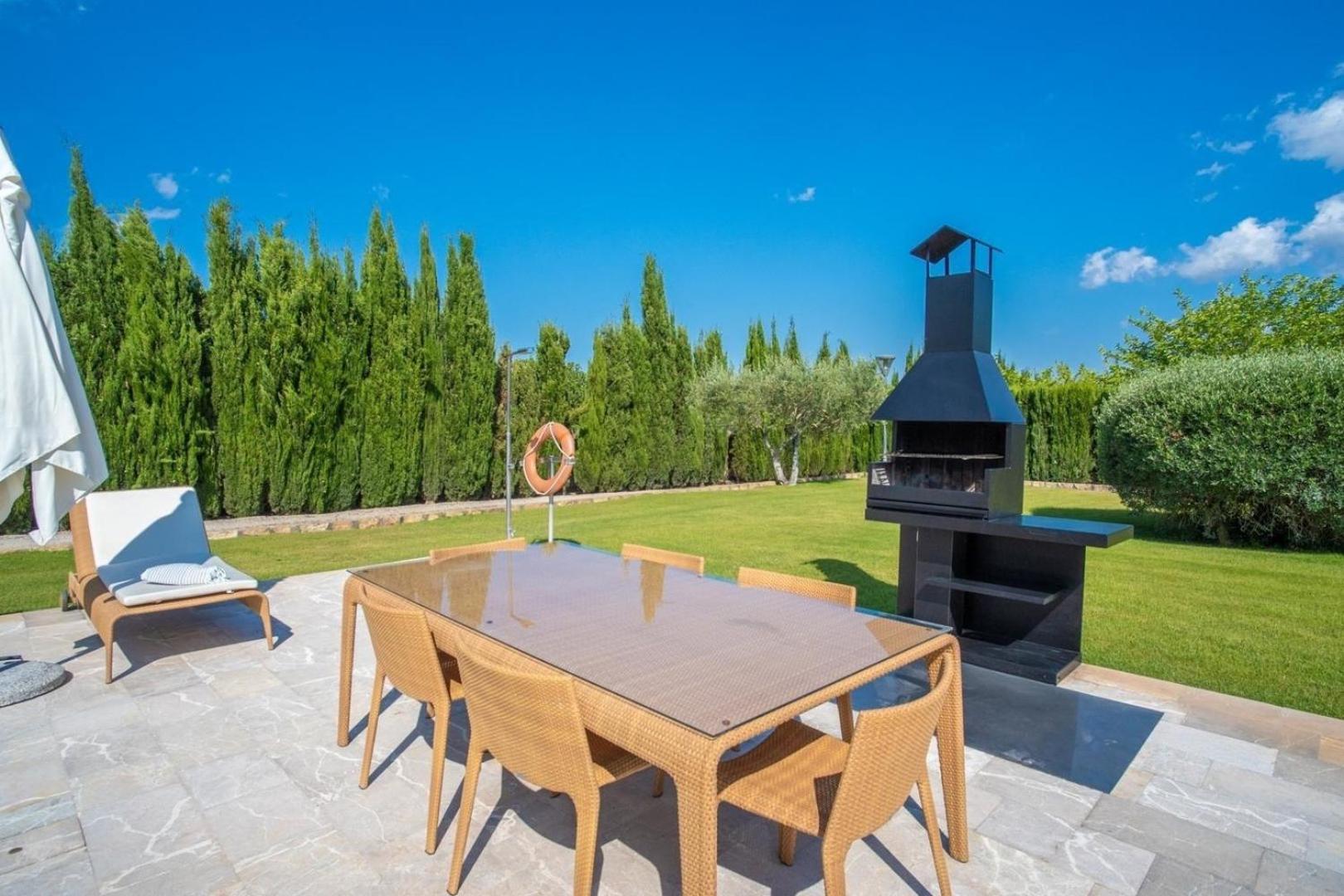 Luxuriöses Landhaus mit Whirlpool im Freien und Pool, ideal für Veranstaltungen