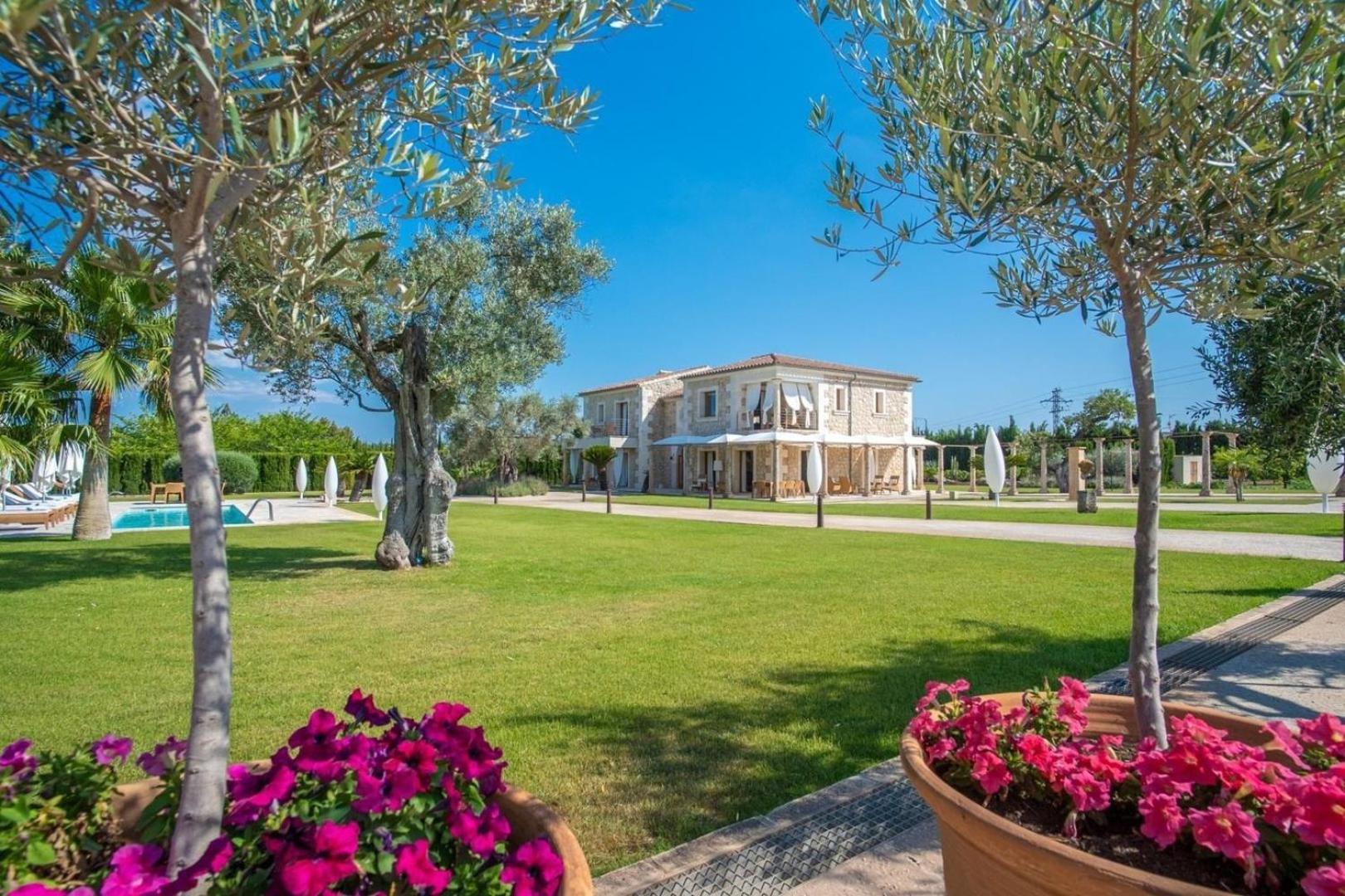 Luxuriöses Landhaus mit Whirlpool im Freien und Pool, ideal für Veranstaltungen