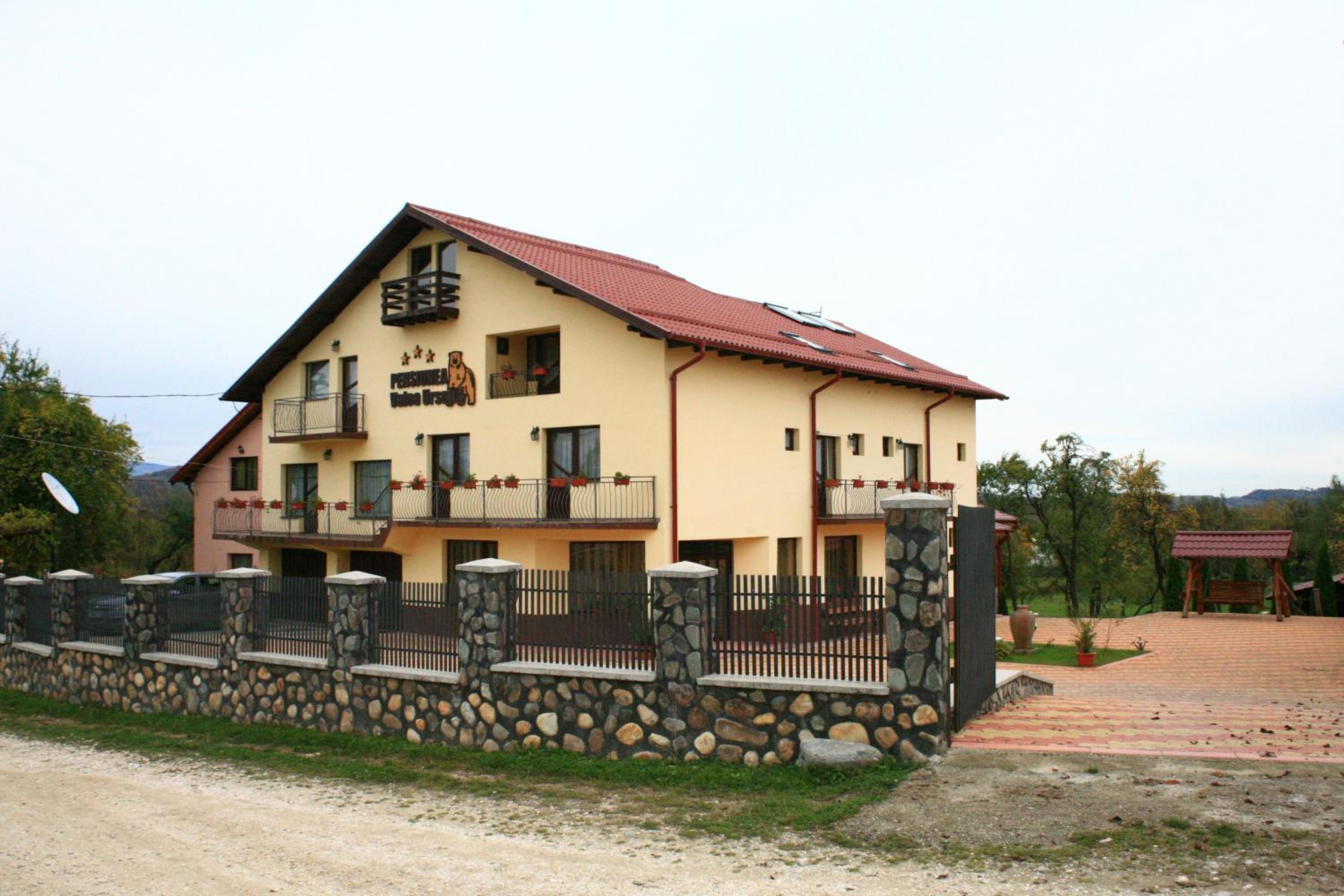 Pensiunea Valea Ursului view 2