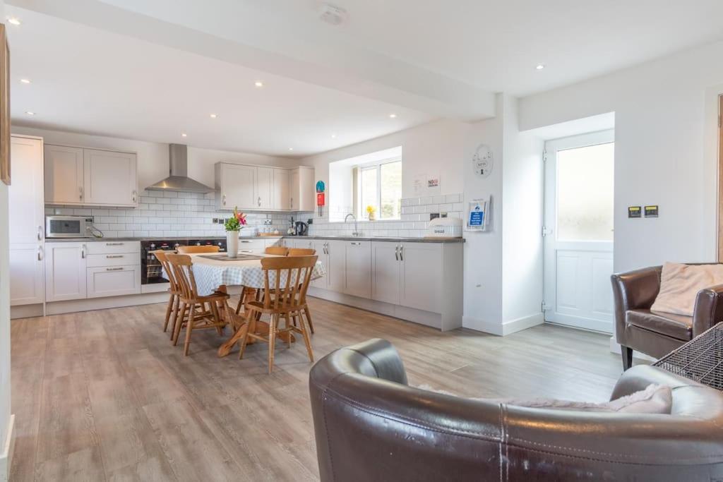 Breathtaking Luxury Four Bed Cottage With Hot Tub view 2